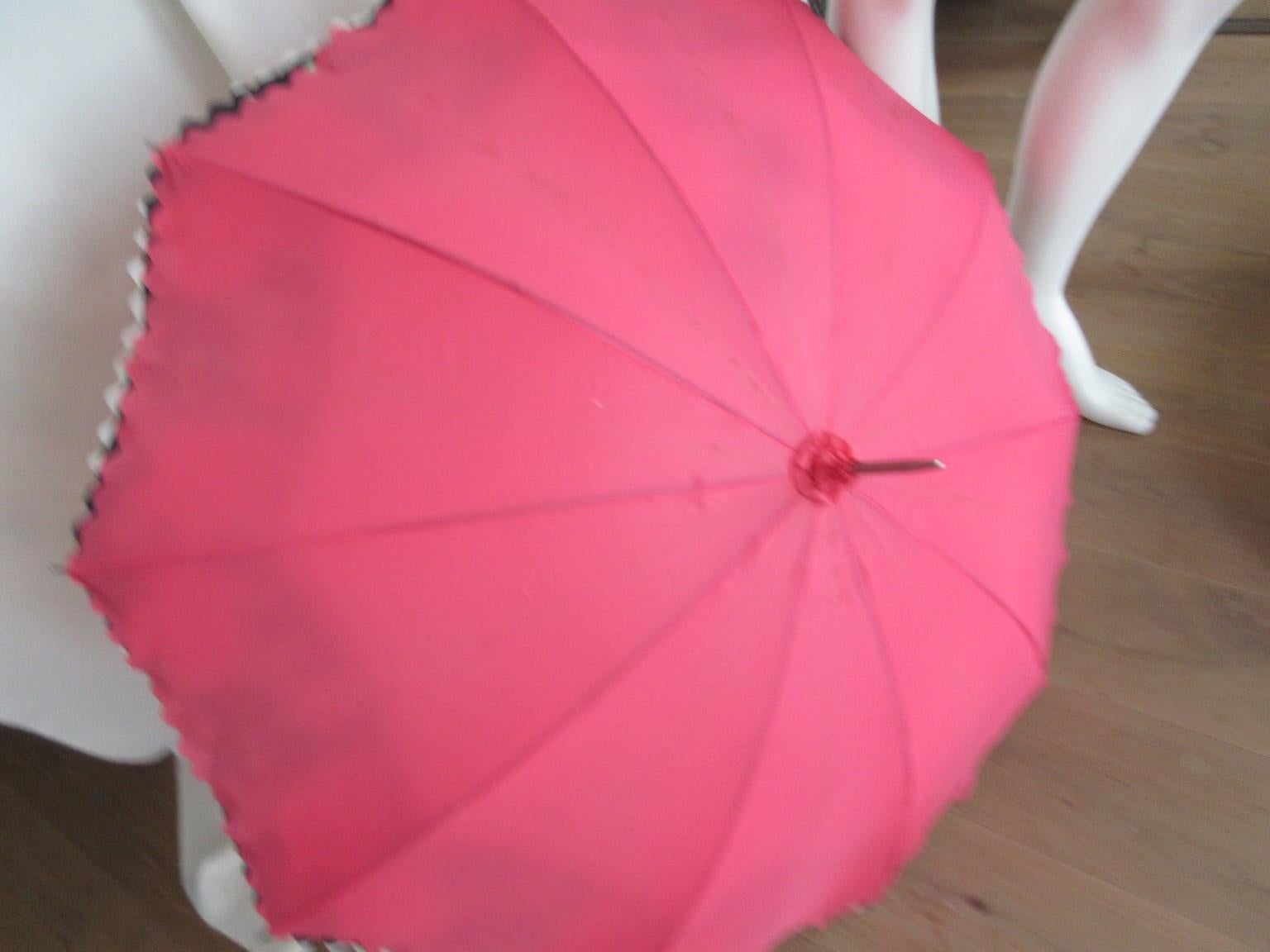 This vintage pink umbrella with horse on horseshoe on handle, from around the 1960s

We offer more exclusive vintage items, view our frontstore

Details:
Unique piece
Collectors item
It is made of pink color nylon fabric, with a flower print design