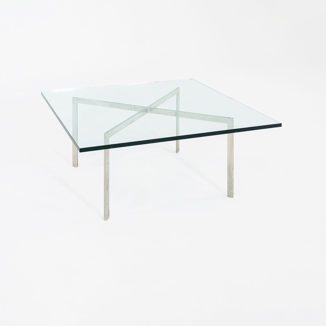 Si tratta di un tavolino originale Barcelona, progettato inizialmente da Mies van der Rohe nel 1929. Questi esemplari vintage risalgono agli anni '60 e sono stati prodotti da Gratz Industries (ex Treitel Gratz) per Knoll, acquisiti direttamente