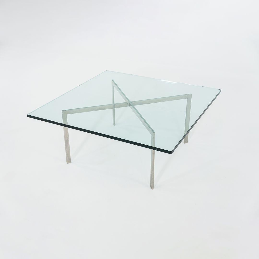 Se trata de una original Mesa baja Barcelona, diseñada inicialmente por Mies van der Rohe en 1929. Este ejemplar de época data de los años sesenta y fue fabricado por Knoll, con la marca KP en la parte inferior de la base. La base es de acero pulido