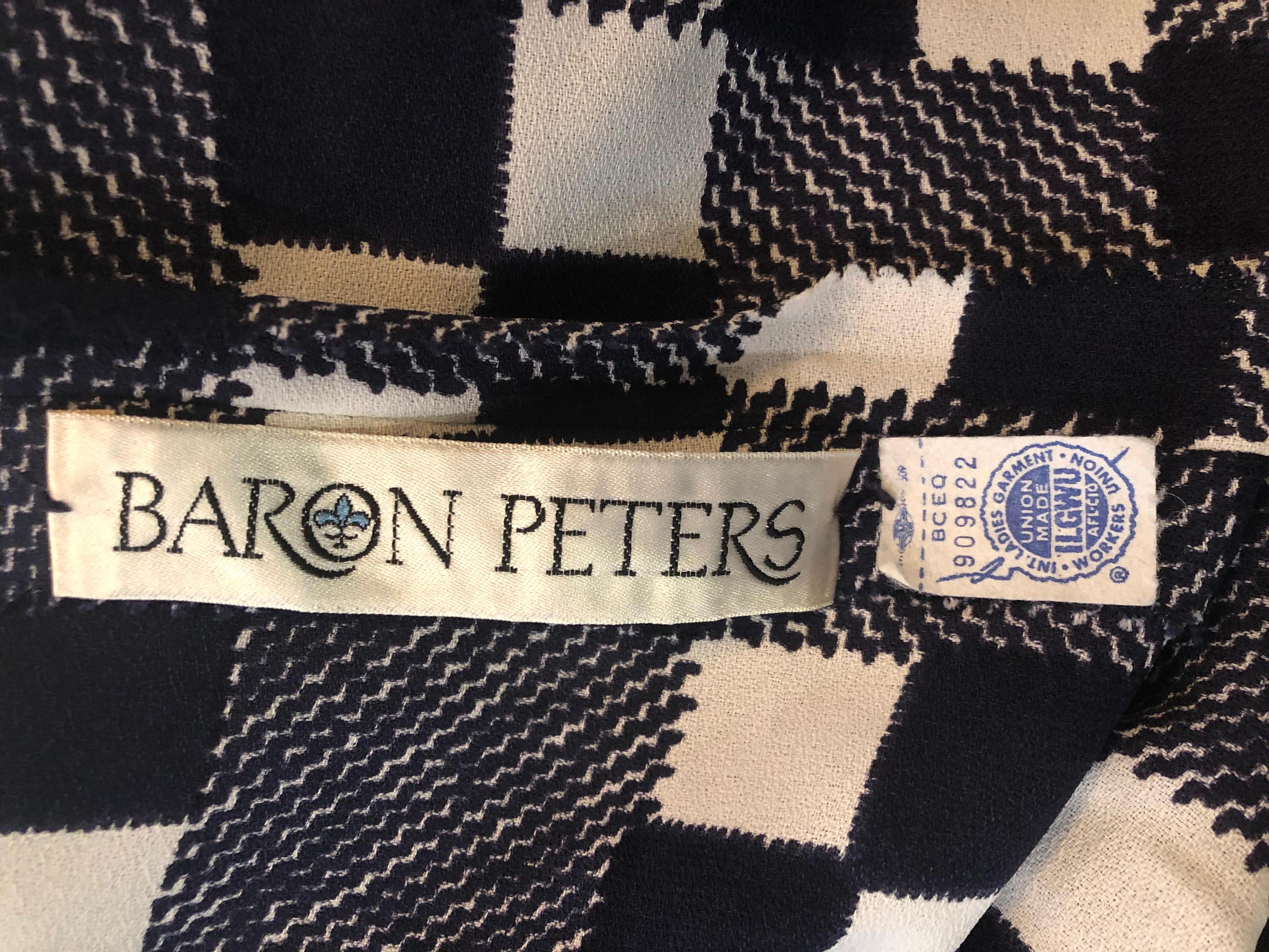 Chic robe à manches longues en crêpe de rayonne bleu marine et blanc de BARON PETERS pour Dorothy Stead of Georgetown, milieu des années 60 ! Dorothy Stead était une boutique haut de gamme à Georgetown. 
Les carreaux sont bleu marine et blanc.
