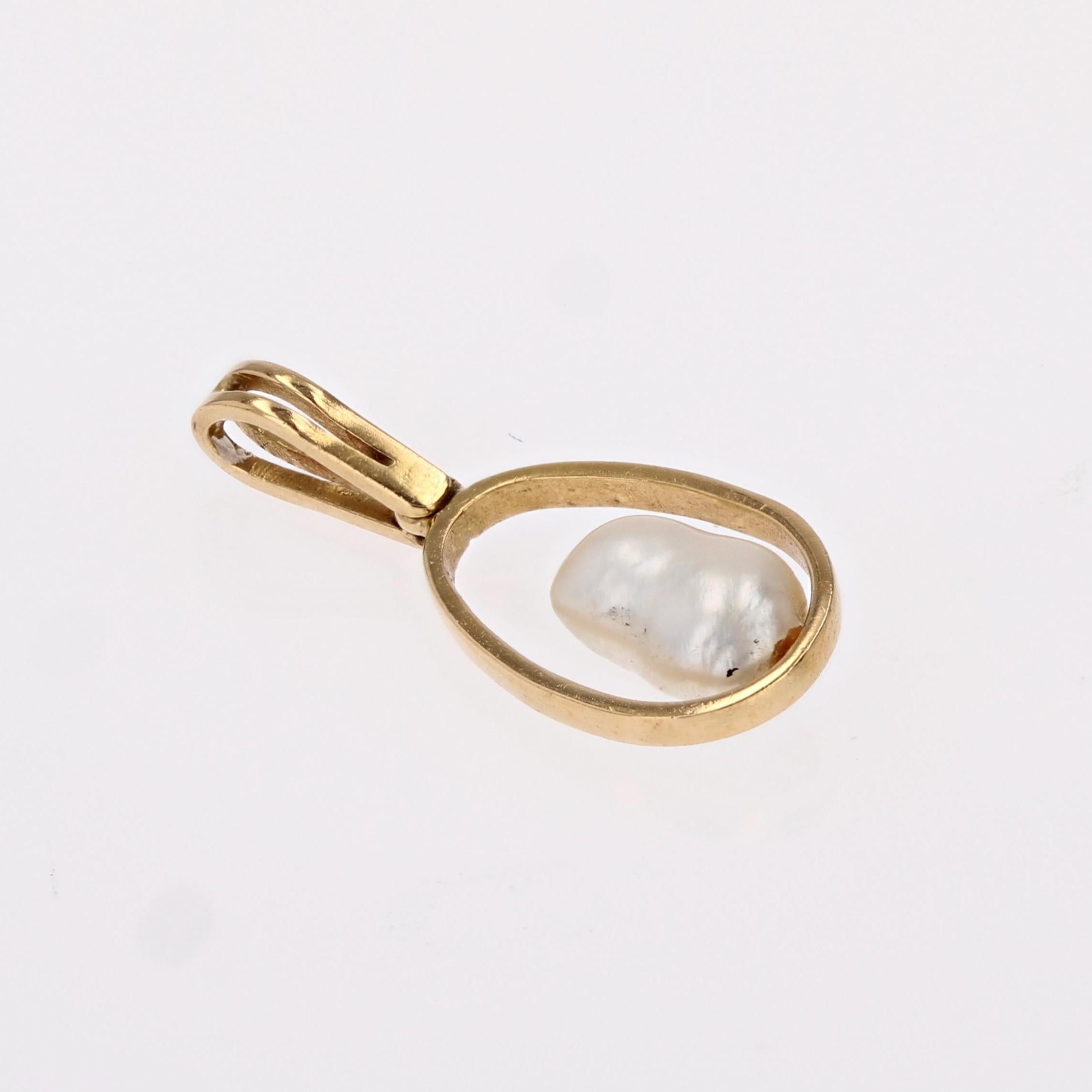 1960s Baroque Pearl 18 Karat Yellow Gold Pendant For Sale 3