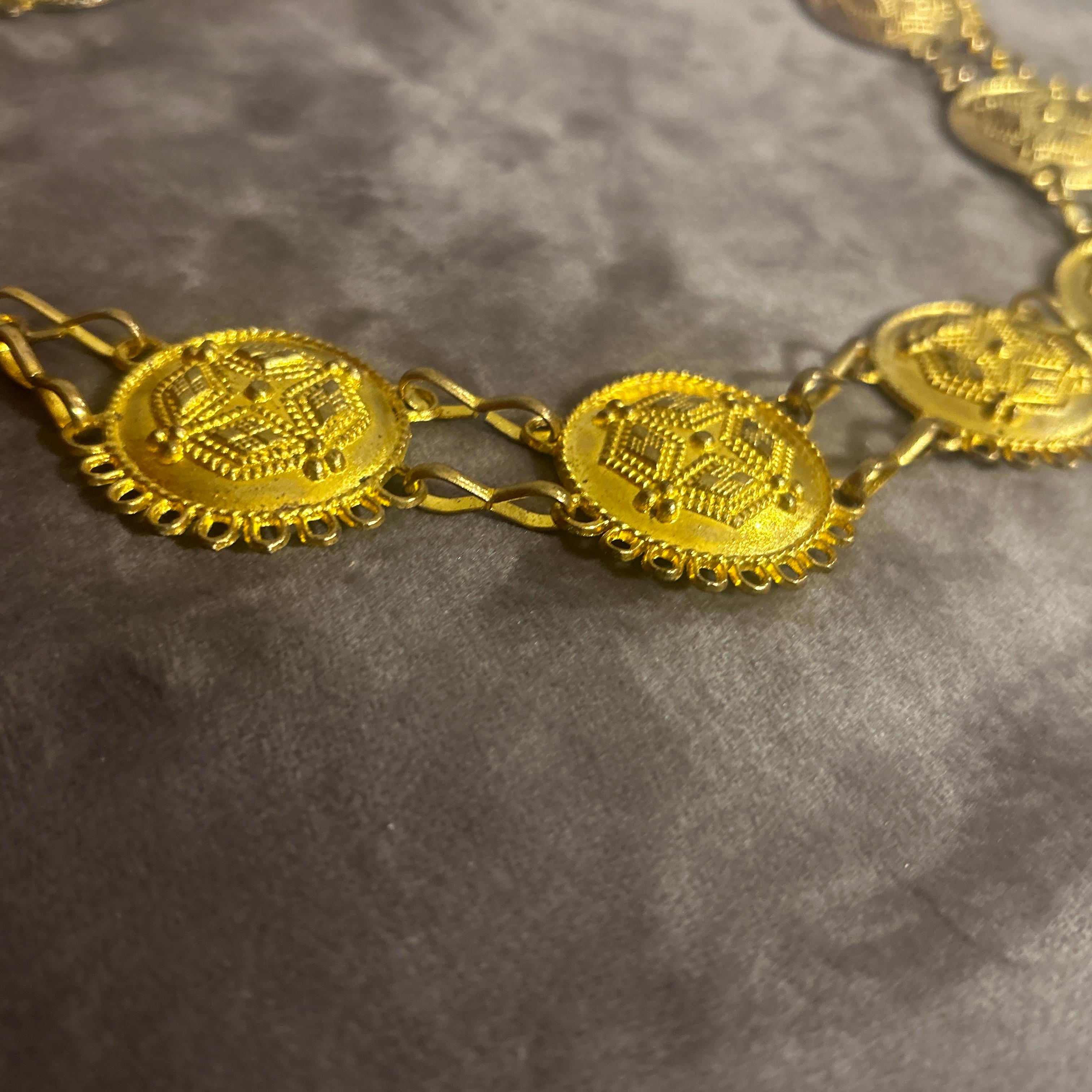 1960s Baroque Style Gilded Metal Costume Jewelry Italian Necklace In Good Condition For Sale In Aci Castello, IT