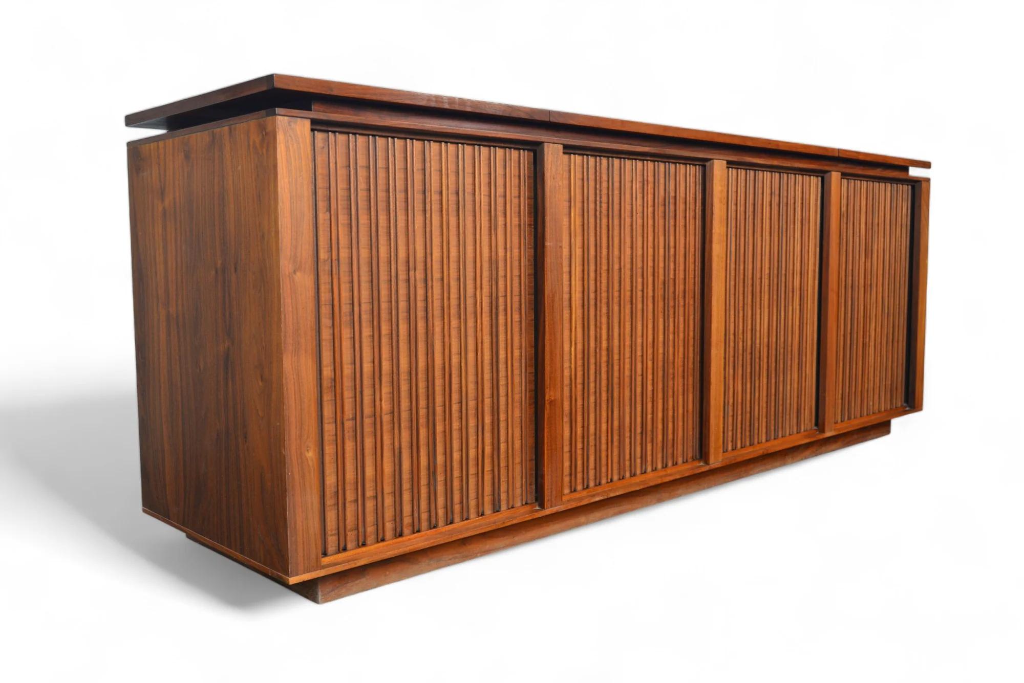 1960s Barzilay Walnut Tambour Stereo Console For Sale 5