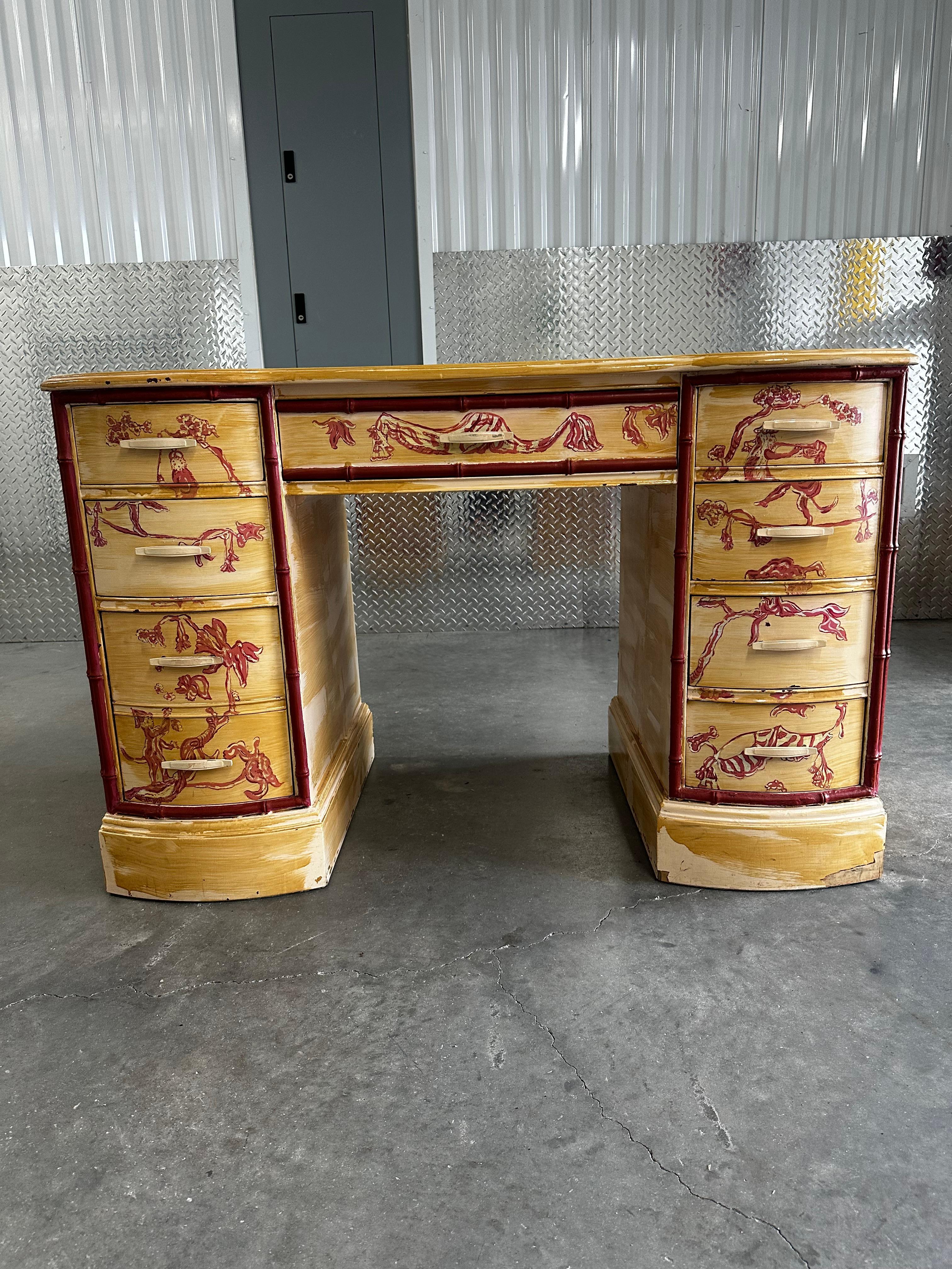In questa occasione ti offriamo una delle scrivanie ovali in legno con piedistallo più straordinarie e uniche che tu possa desiderare di trovare. Il design è eccezionale. Ferramenta cromata. La bellissima scrivania è un pezzo forte e ricco di
