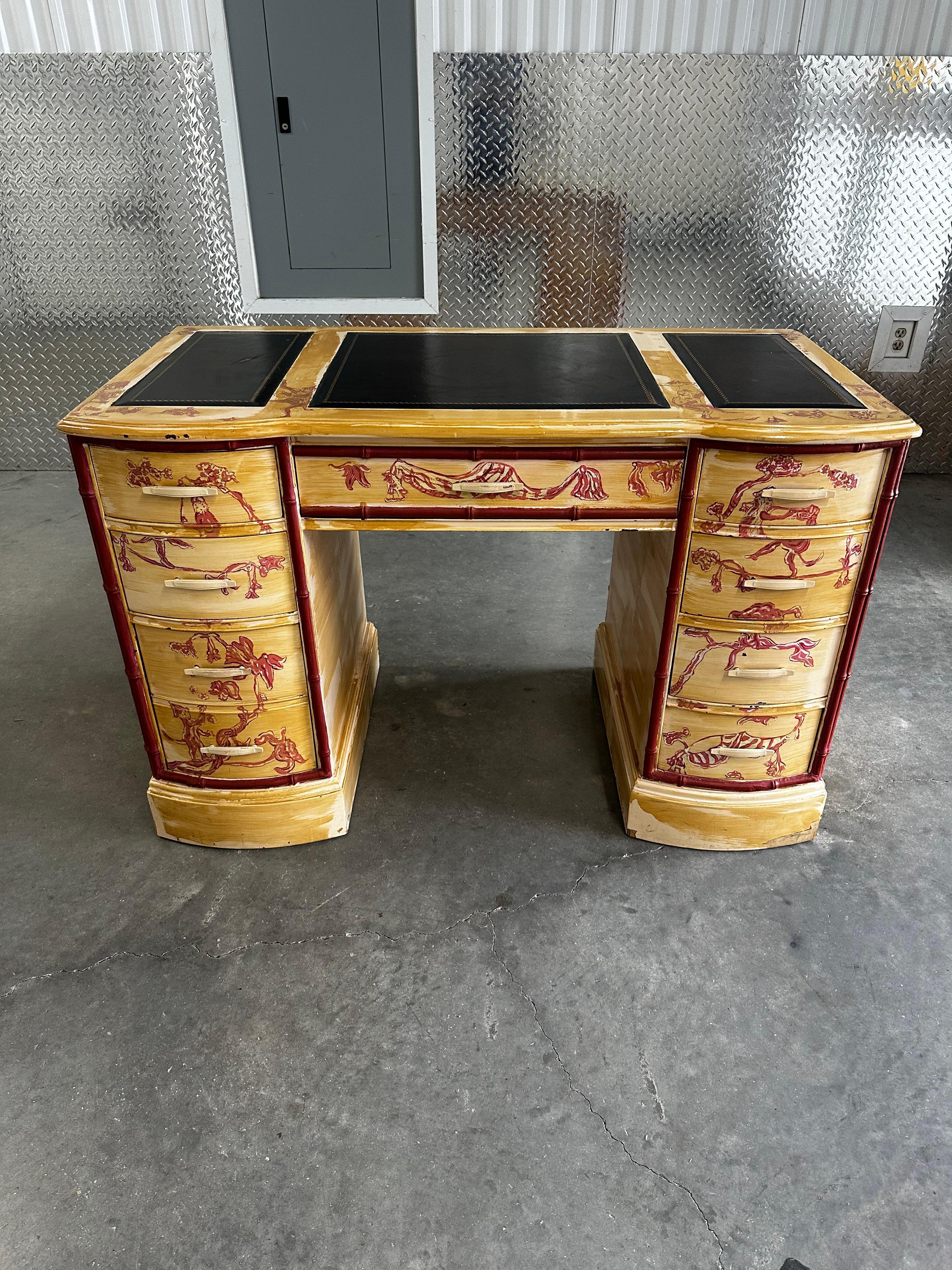 Americano Scrivania Bassett del 1960 in finto legno di bambù dipinto in stile Chinoiserie Japandi in vendita