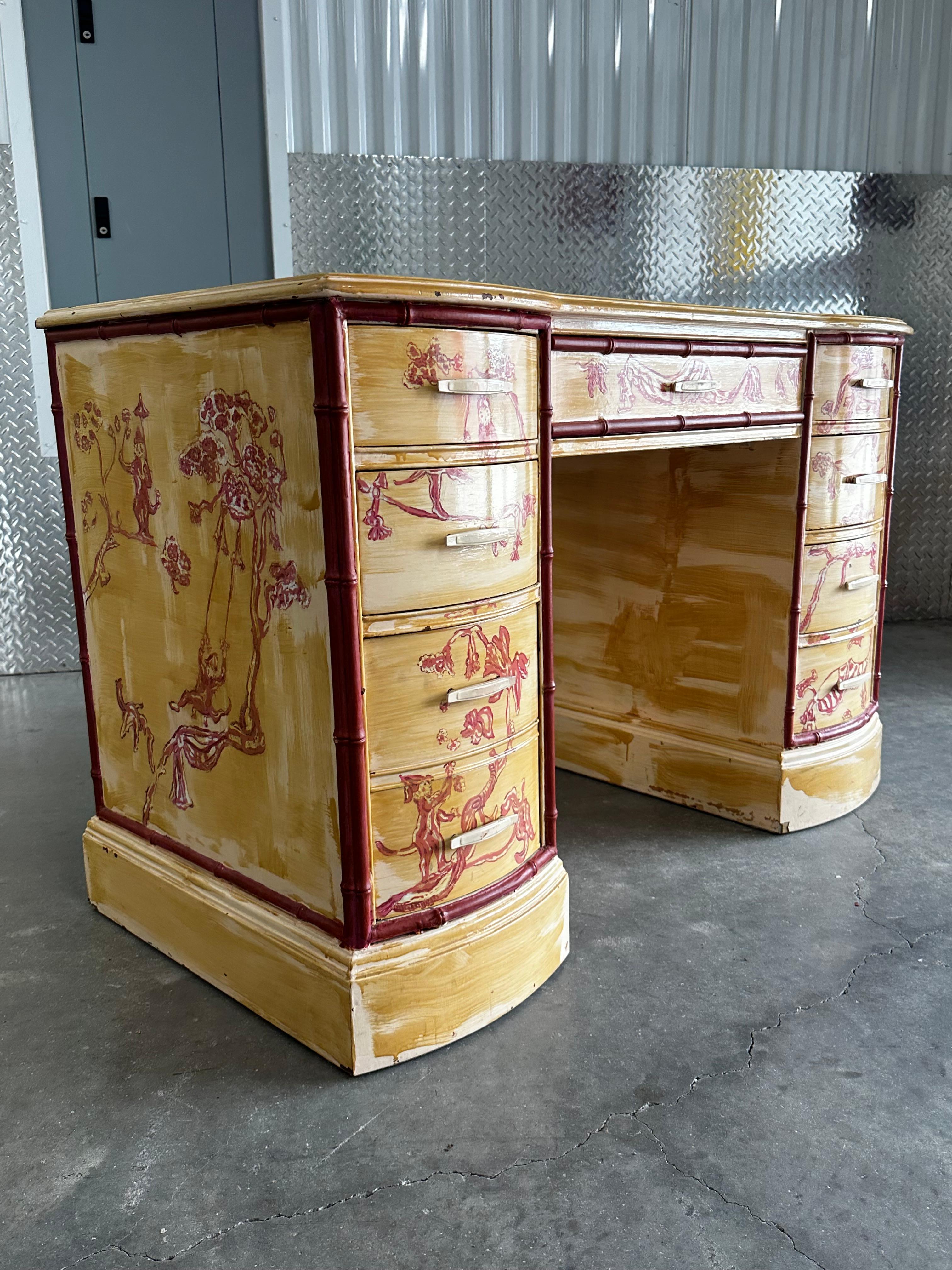 Scrivania Bassett del 1960 in finto legno di bambù dipinto in stile Chinoiserie Japandi In condizioni buone in vendita a Fort Lauderdale, FL