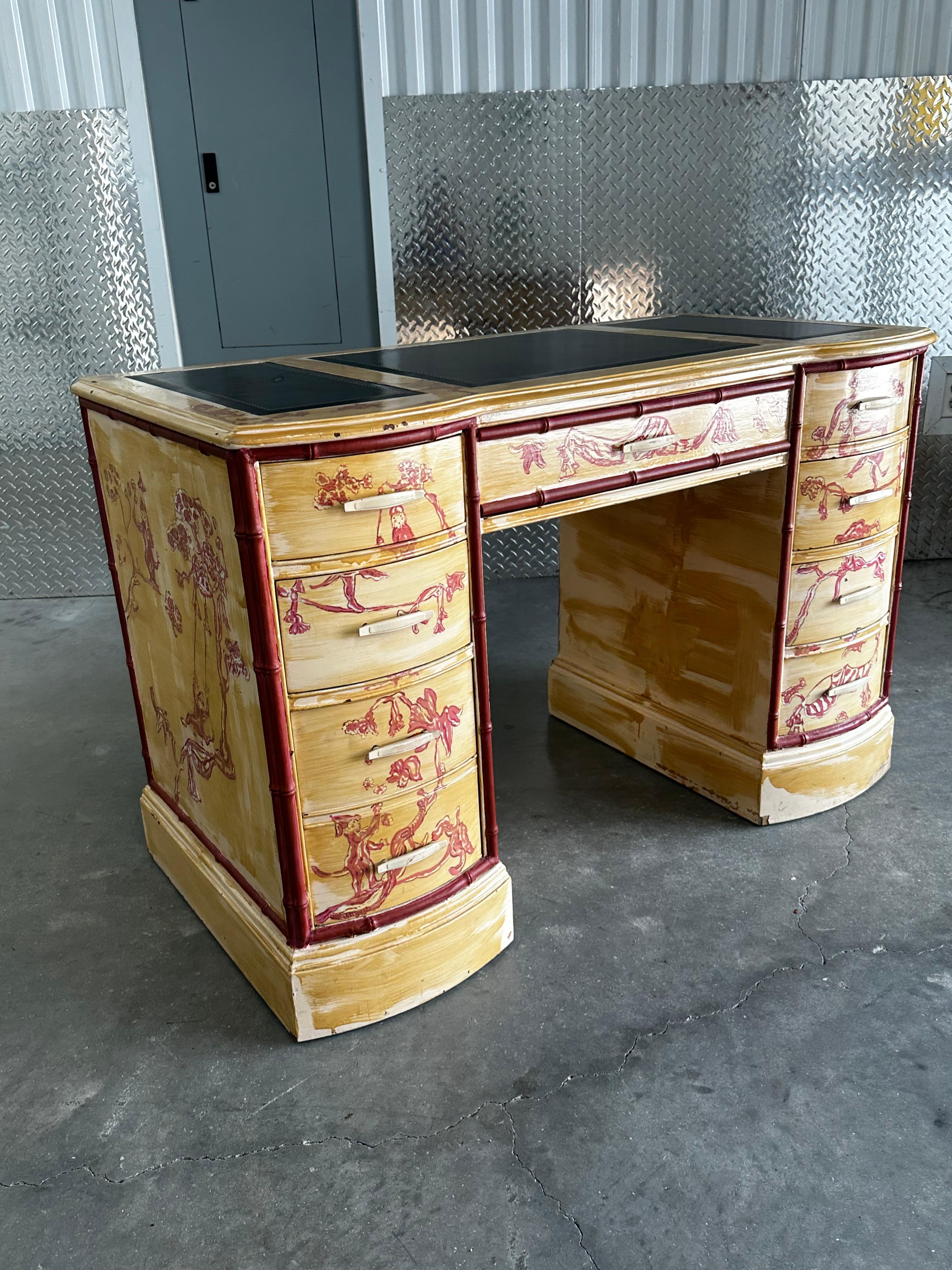Metà XX secolo Scrivania Bassett del 1960 in finto legno di bambù dipinto in stile Chinoiserie Japandi in vendita