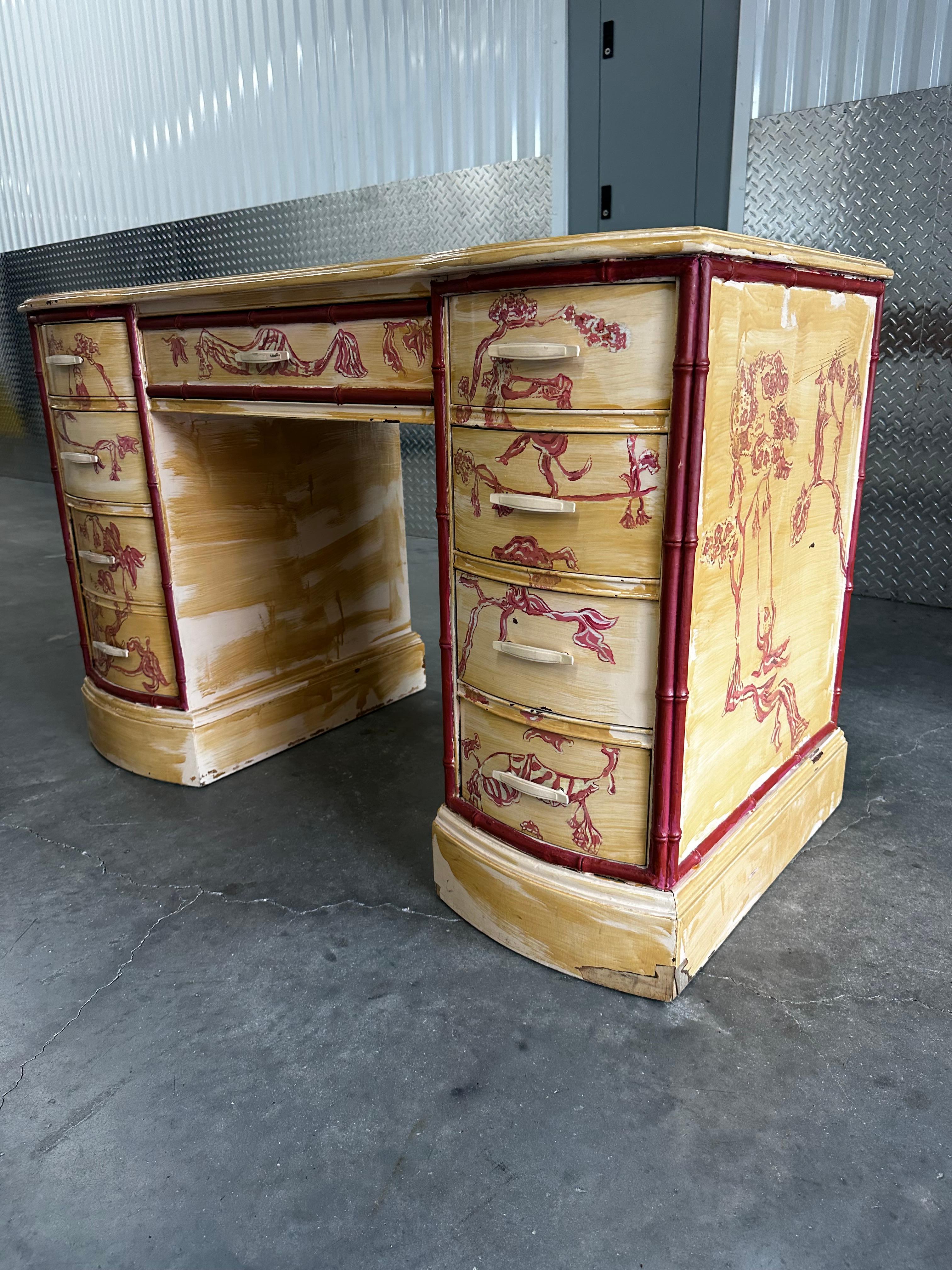 Pelle Scrivania Bassett del 1960 in finto legno di bambù dipinto in stile Chinoiserie Japandi in vendita