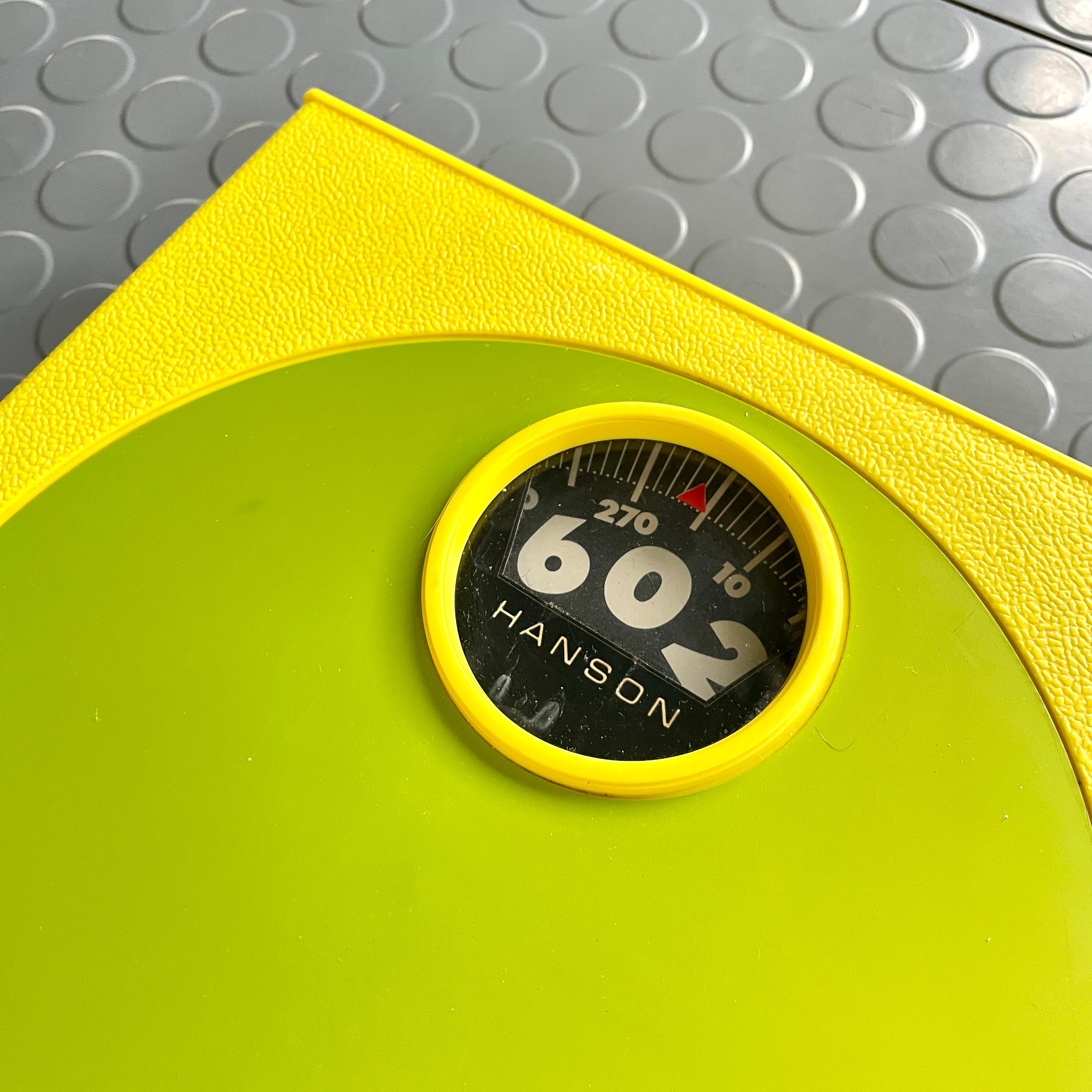 1960s Bathroom Scale by Hanson in Lemon Yellow Lime Green Dot Mid-Century Mod In Good Condition For Sale In Hyattsville, MD