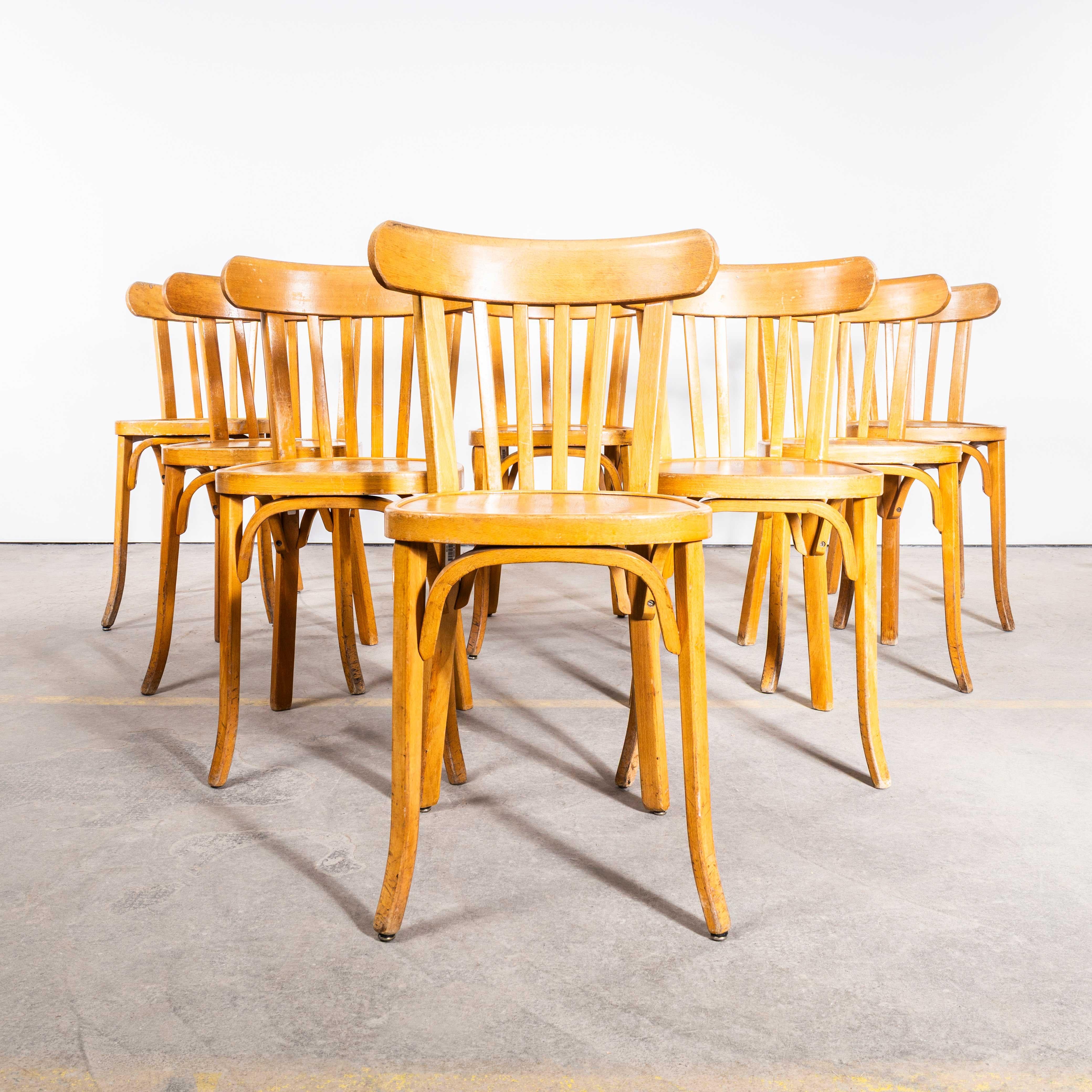 1960's Baumann Blonde Oak Bentwood Dining Chair - Set von acht. 

Hergestellt vom Hersteller Baumann. Baumann ist ein etwas unauffälliger französischer Hersteller, der gerade beginnt, sich auf dem Markt durchzusetzen. Baumann wurde 1901 von dem