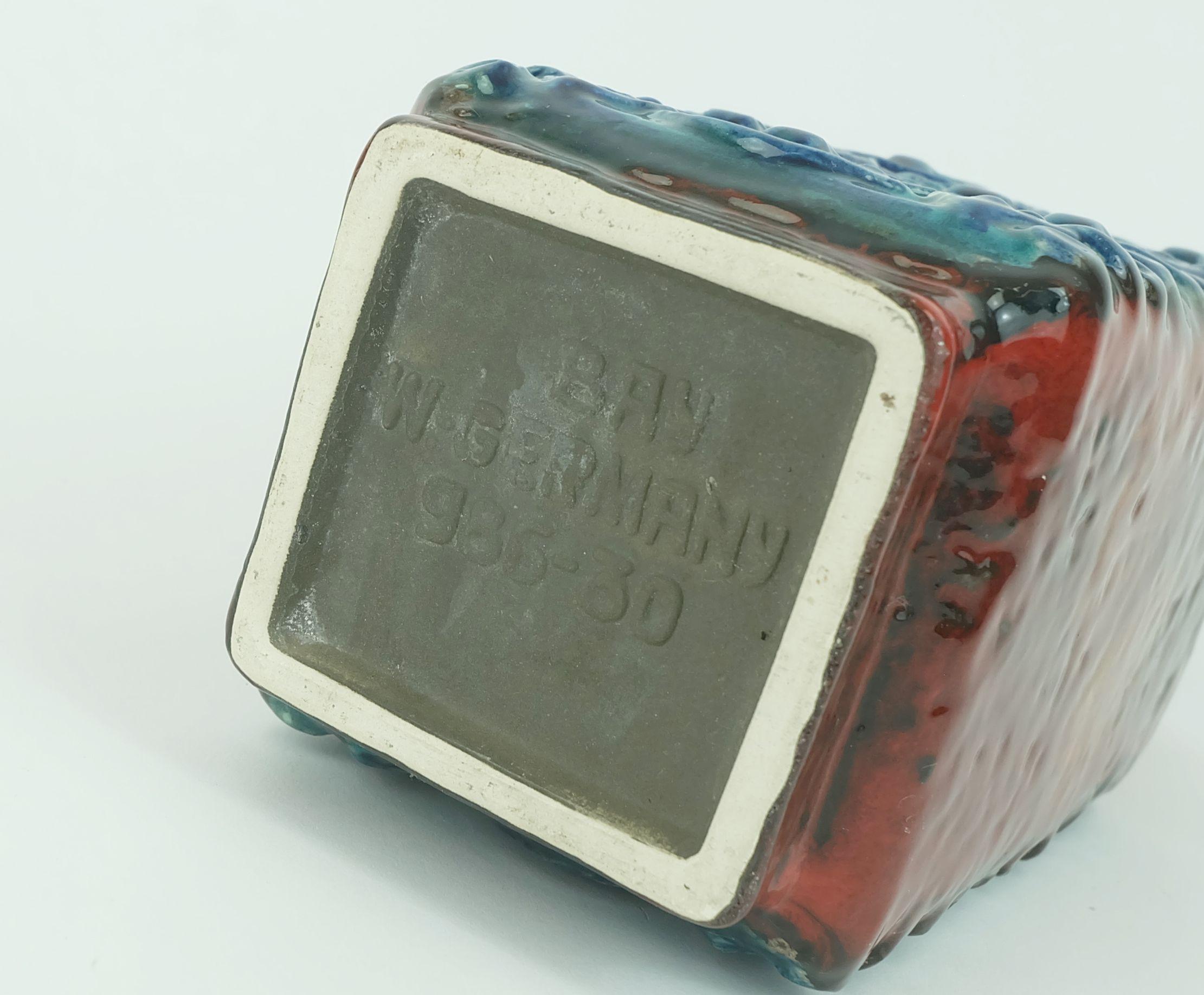 Vaso in rilievo Bay Keramik 1960s blu turchese rosso arancio modello 986-30 WGP in vendita 4