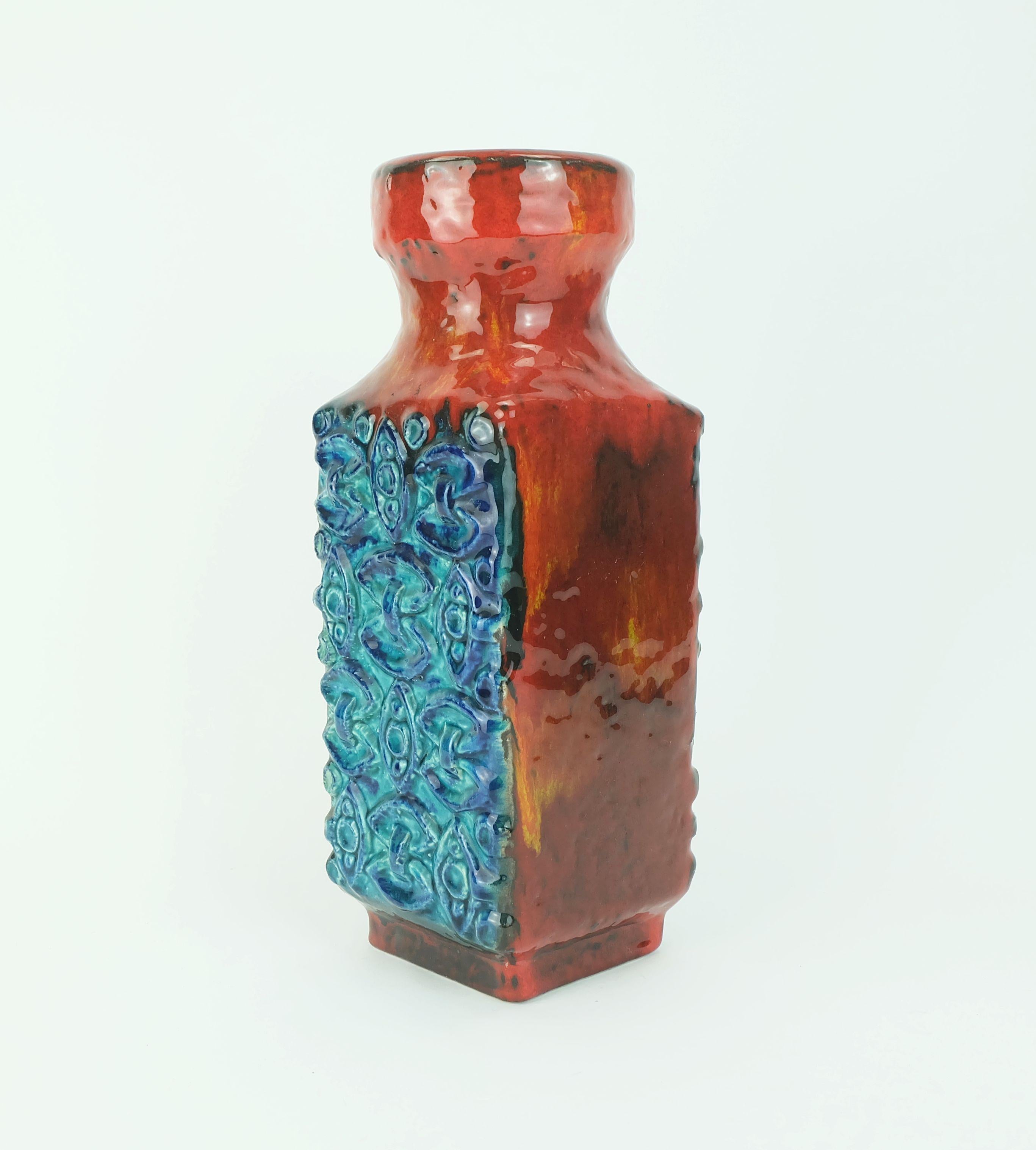 Tedesco Vaso in rilievo Bay Keramik 1960s blu turchese rosso arancio modello 986-30 WGP in vendita