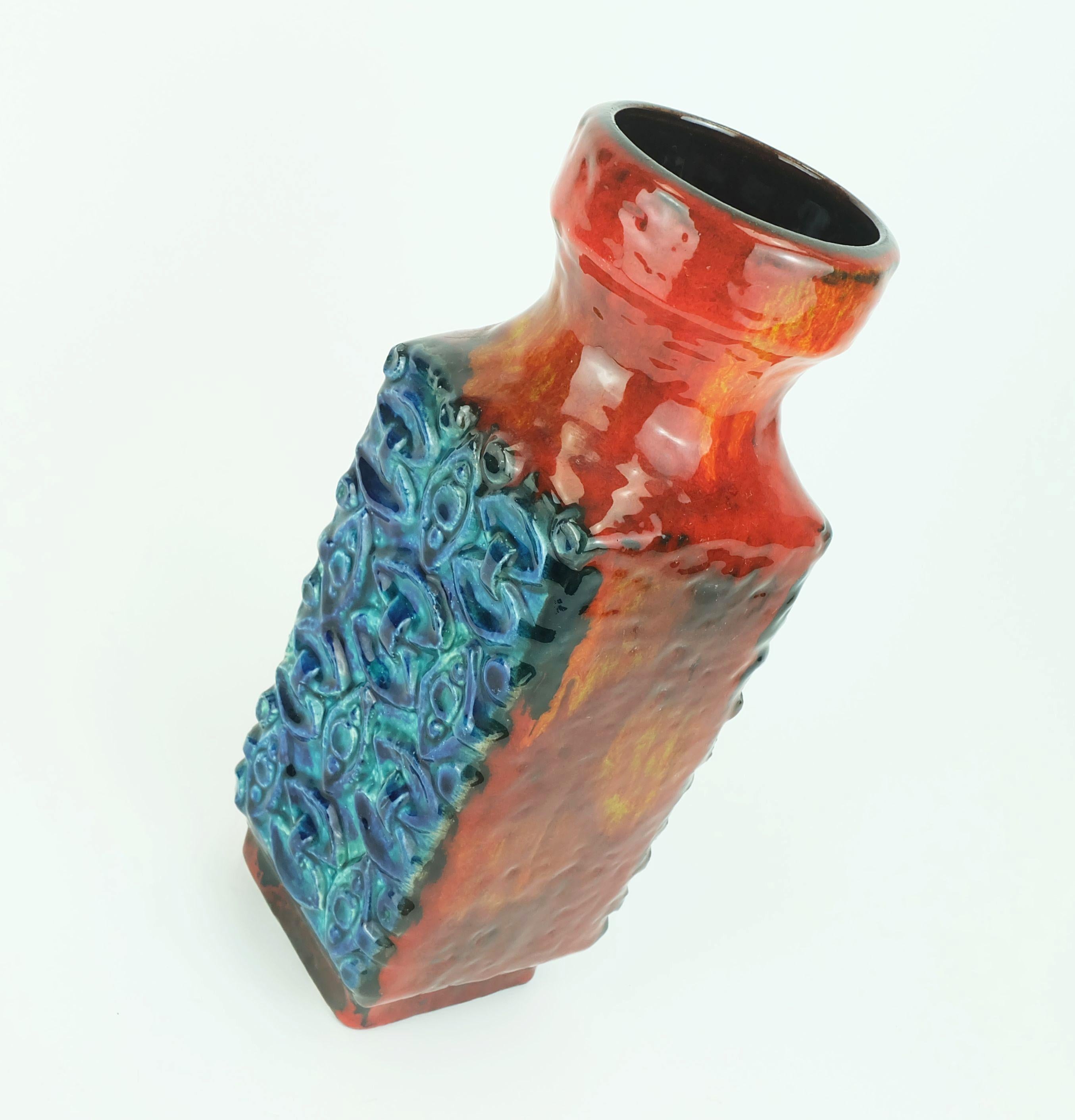 Vaso in rilievo Bay Keramik 1960s blu turchese rosso arancio modello 986-30 WGP In condizioni buone in vendita a Mannheim, DE
