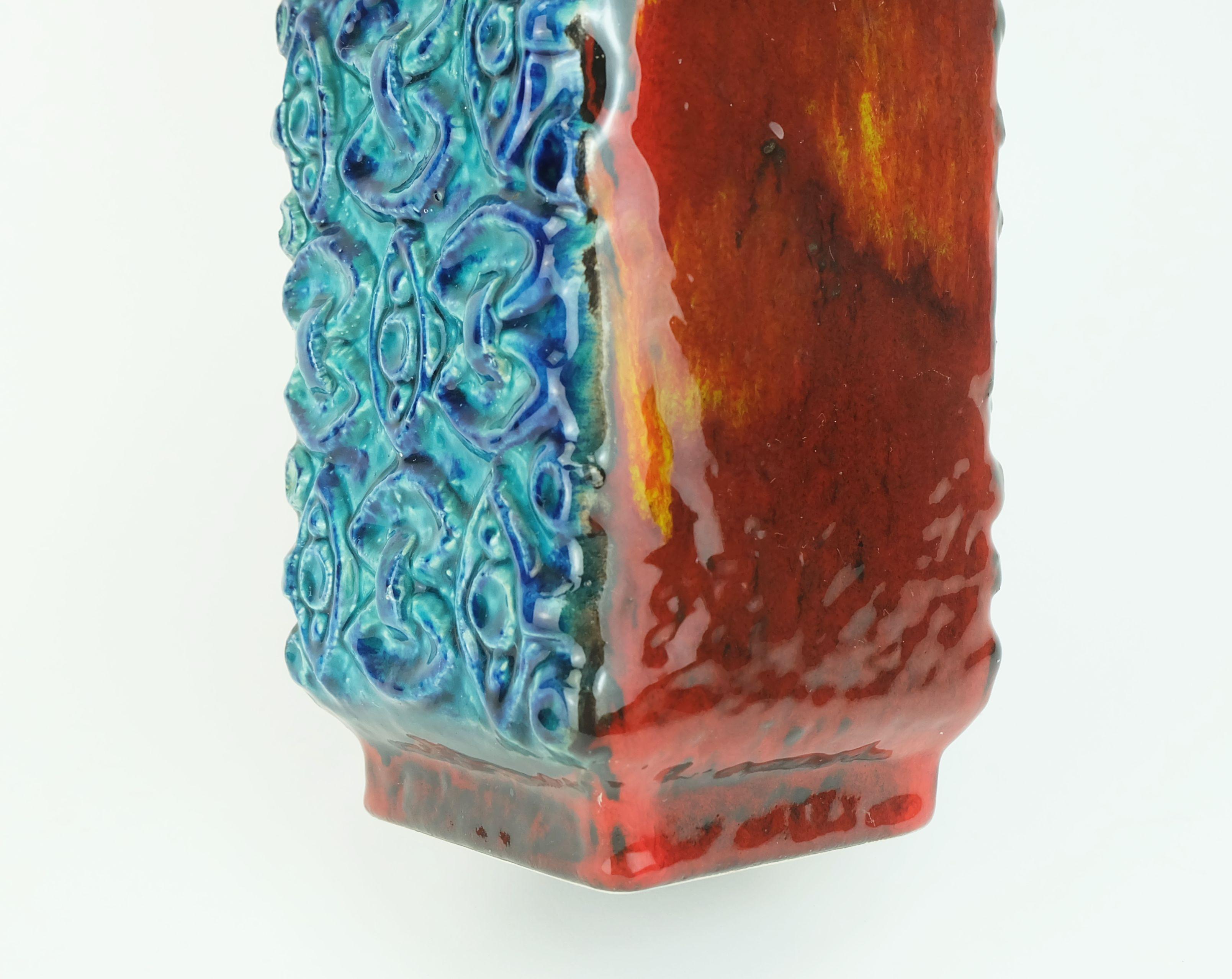 Vaso in rilievo Bay Keramik 1960s blu turchese rosso arancio modello 986-30 WGP in vendita 1