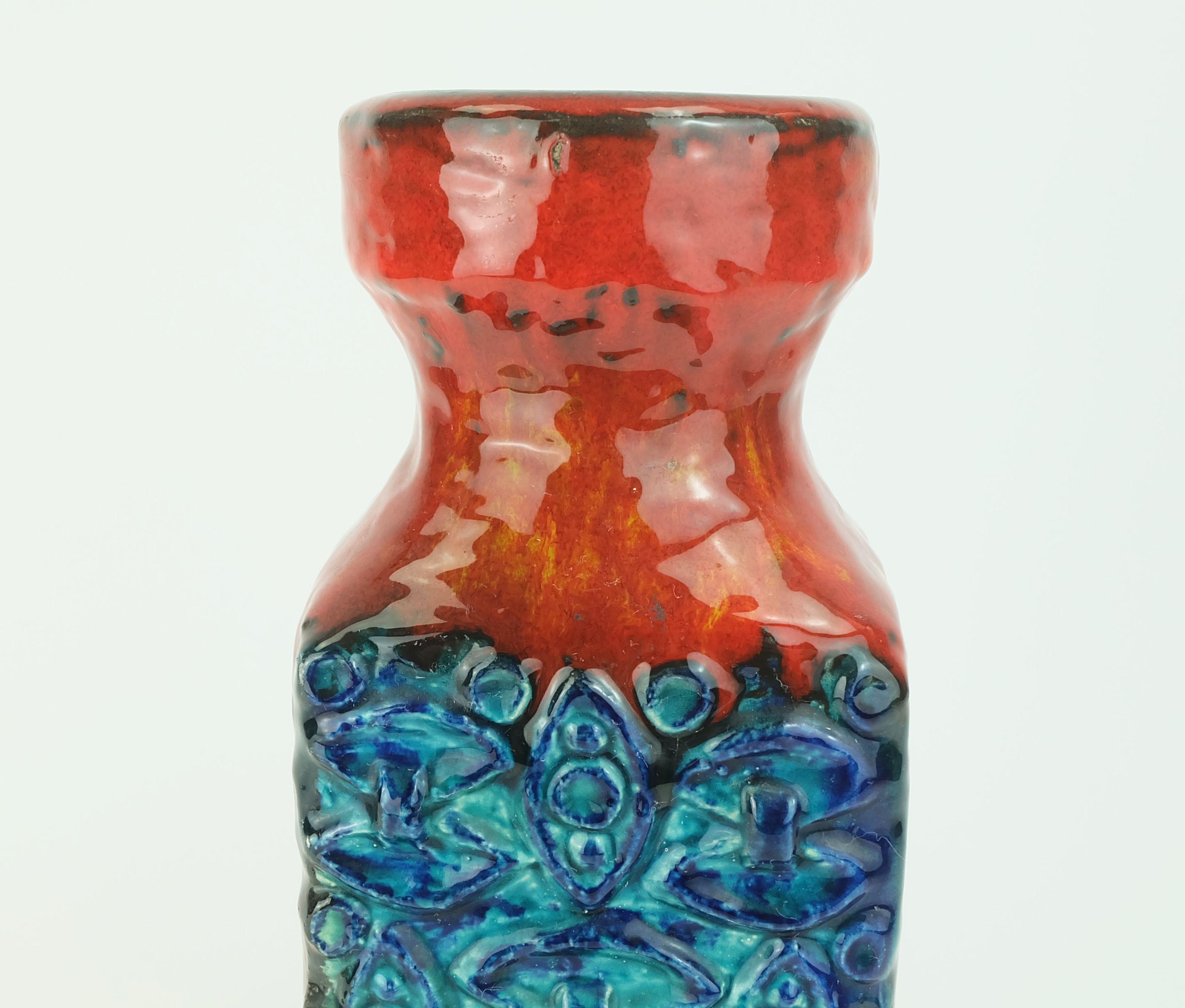 Vaso in rilievo Bay Keramik 1960s blu turchese rosso arancio modello 986-30 WGP in vendita 2