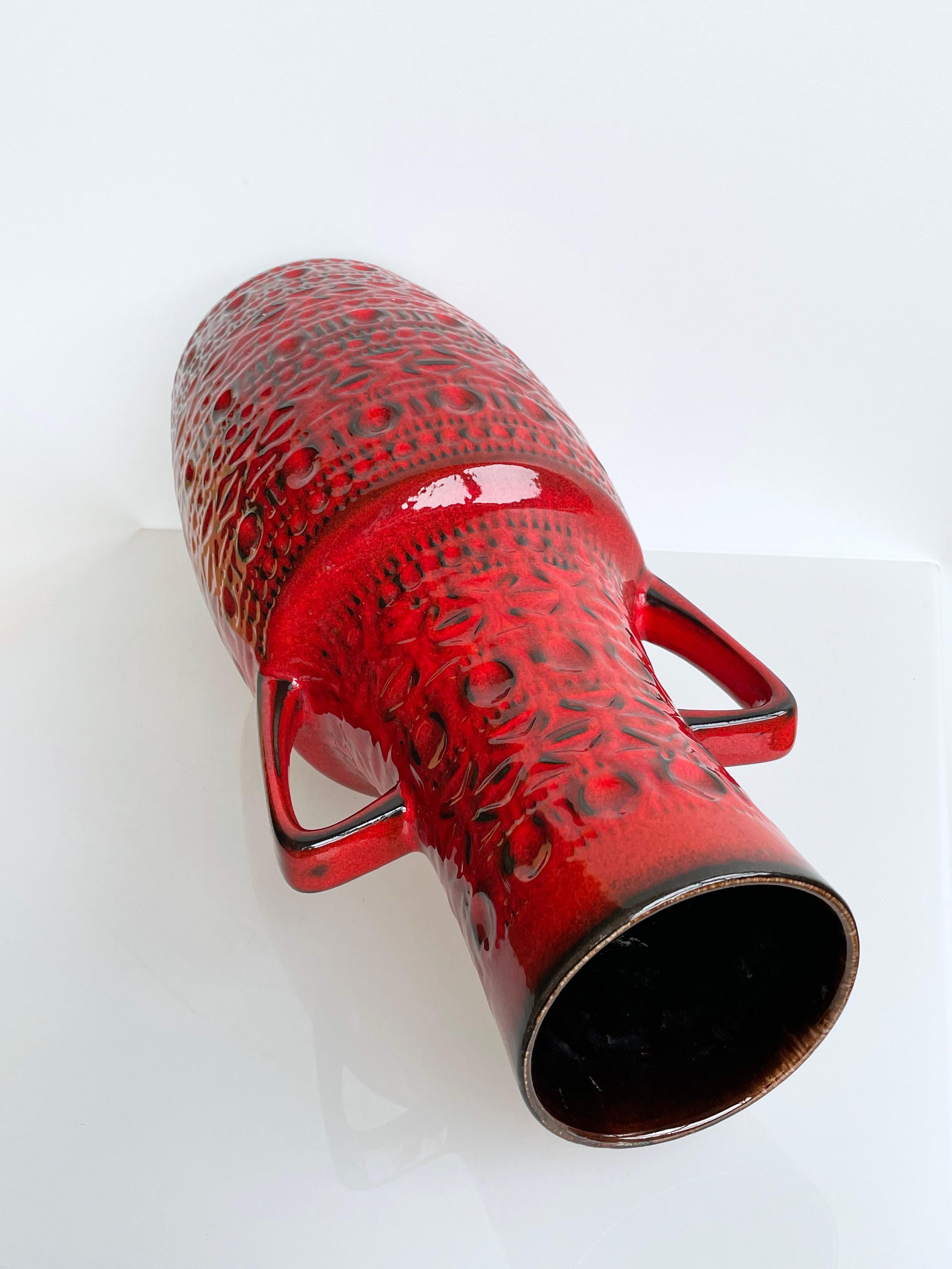 Große dekorative Vase von Bodo Mans, hergestellt von Bay Keramik (W.Deutschland) in den späten 60er bis Mitte der 1970er Jahre. Mit typischem Bodo Mans-Reliefmuster und roter Glasur in Pillendose. Nummeriert auf dem Sockel: 508-45 (46 cm Höhe).