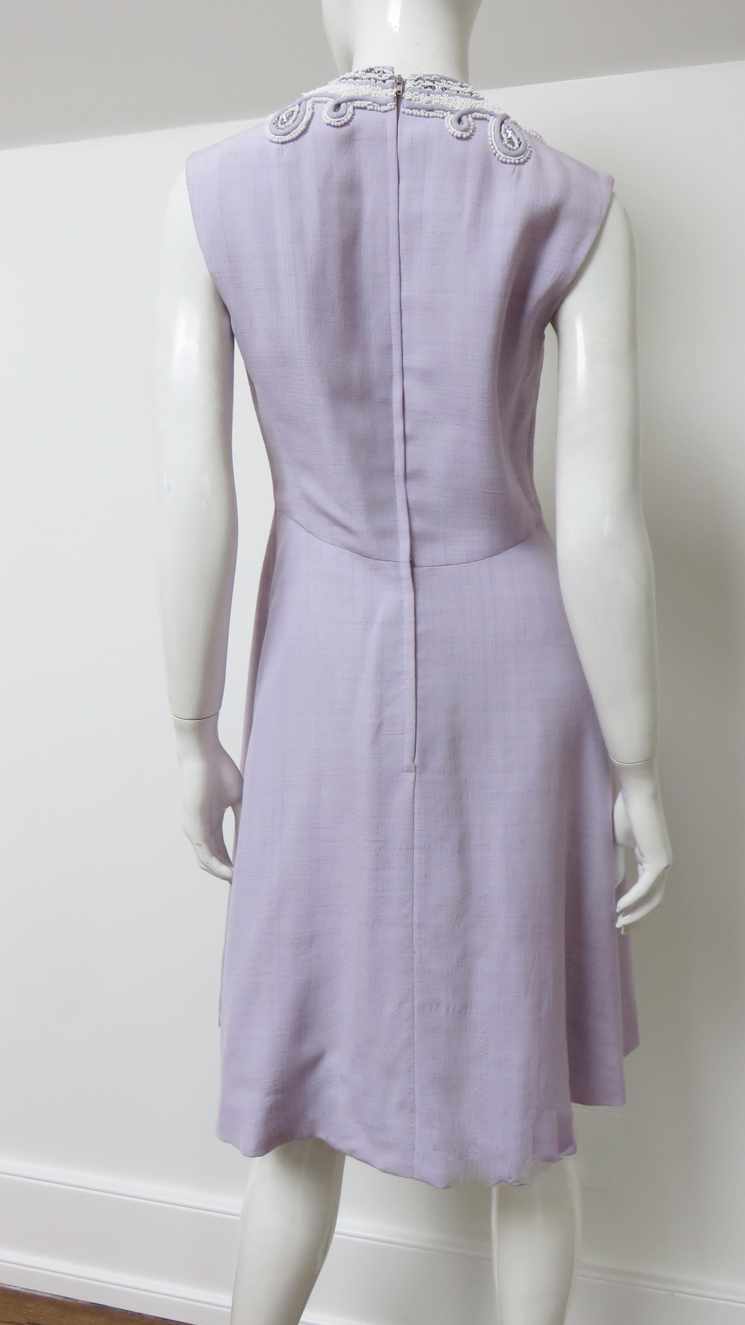 Vestido de seda lavanda con adornos de cuentas de los años 60 en venta 5