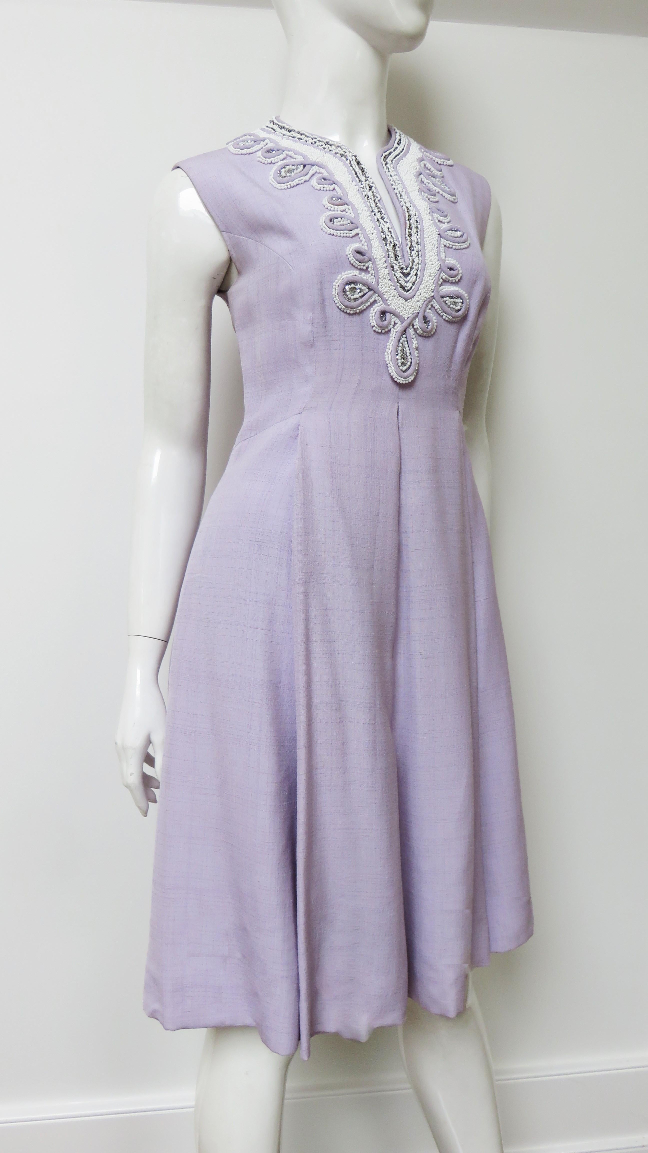 Vestido de seda lavanda con adornos de cuentas de los años 60 en venta 4