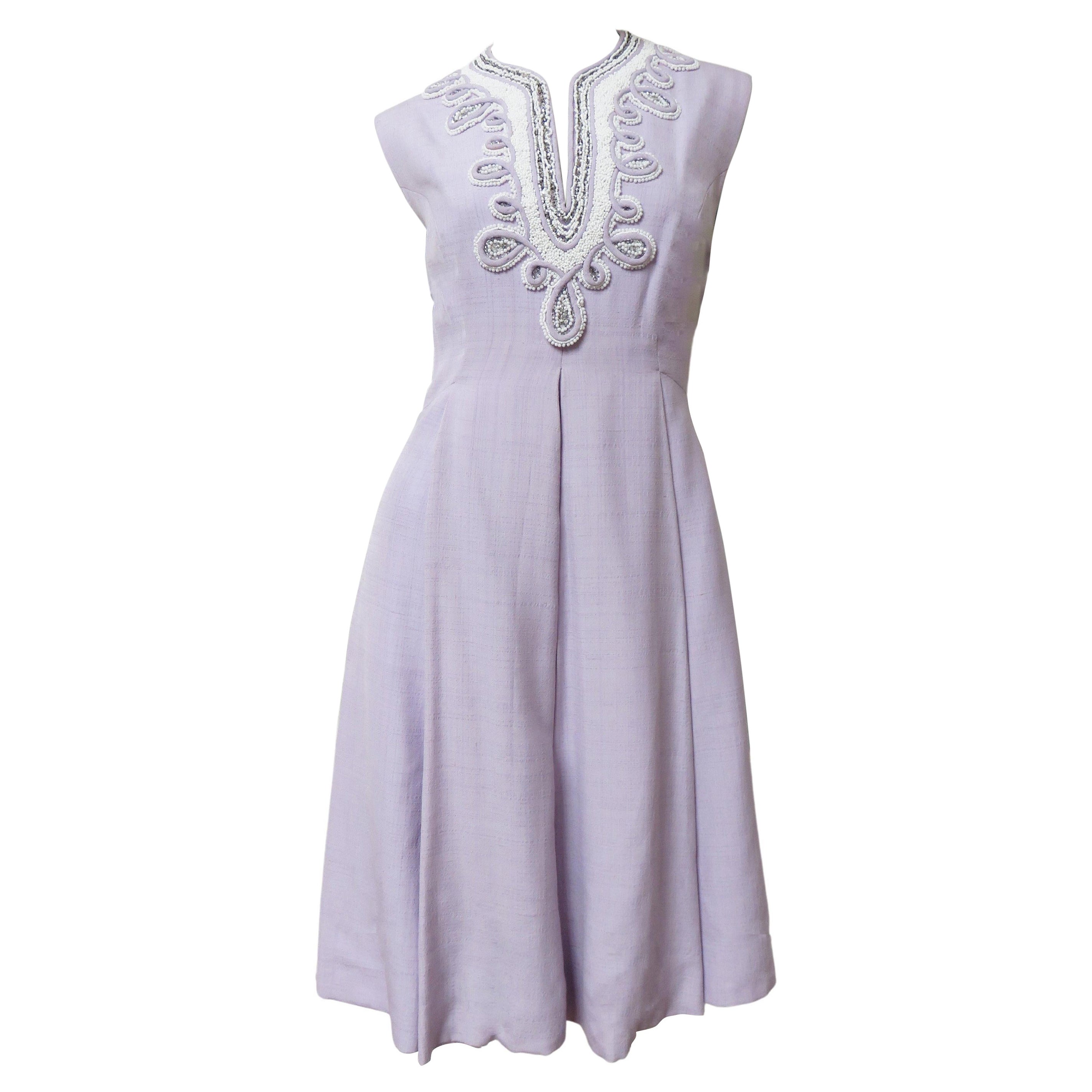 Abito in seta color lavanda con decorazioni di perline degli anni '60