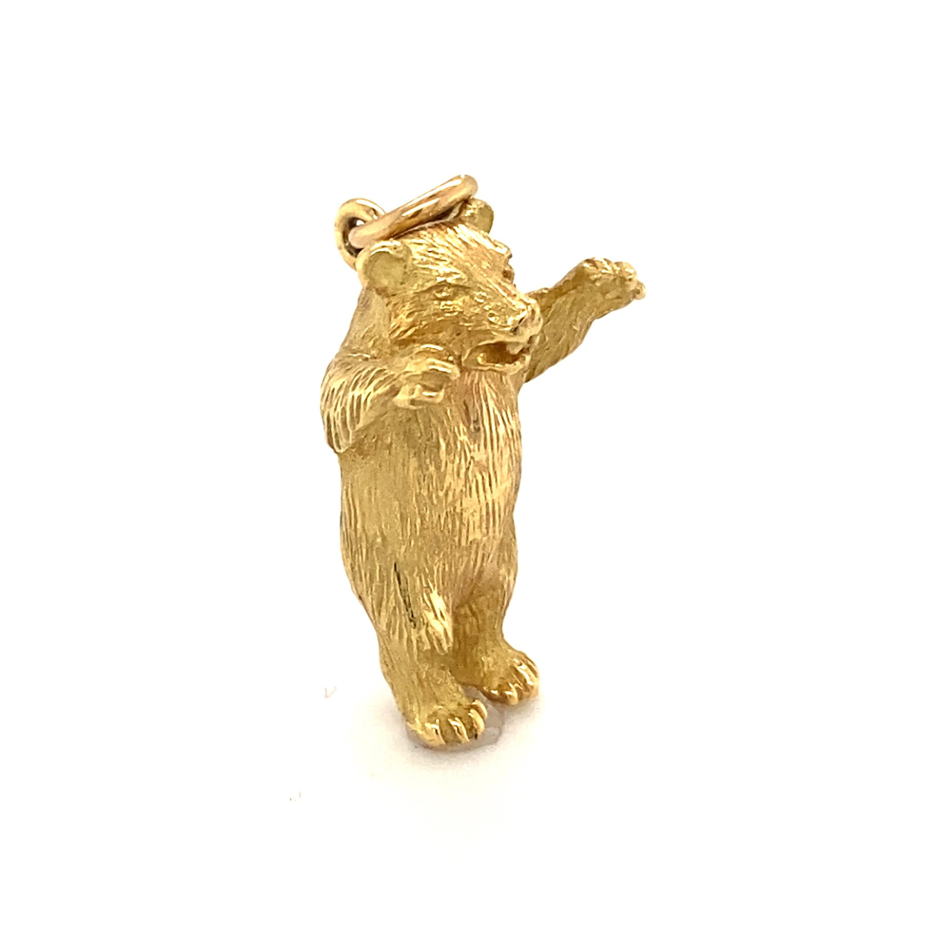 Détails de la breloque :
Type de métal : or jaune 18 carats
Poids : 8,7 grammes
Mesures : 1 pouce de longueur x 0,25 pouce de largeur

pendentif en forme d'ours des années 1960 en or jaune 18 carats, avec de nombreux détails mettant en valeur