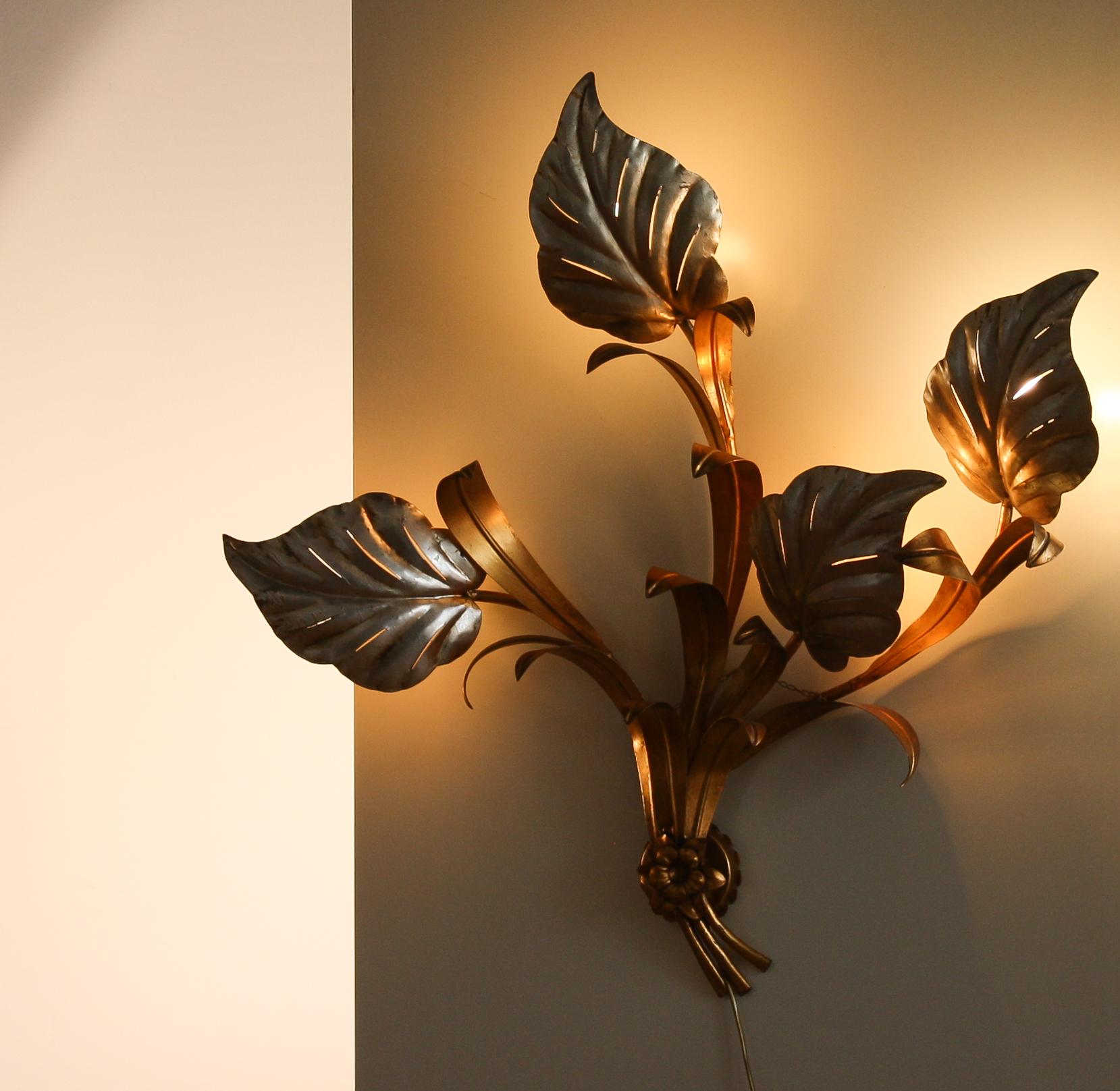 A nice large Italian wall lamp.
This lamp has four large leaves behind it a light bulb which gives a beautiful shining.
The lamp is made of metal and painted with a gold and ivory, silver lacquer.
Period 1970s.
Dimensions: H 90 cm, W 100 cm, D