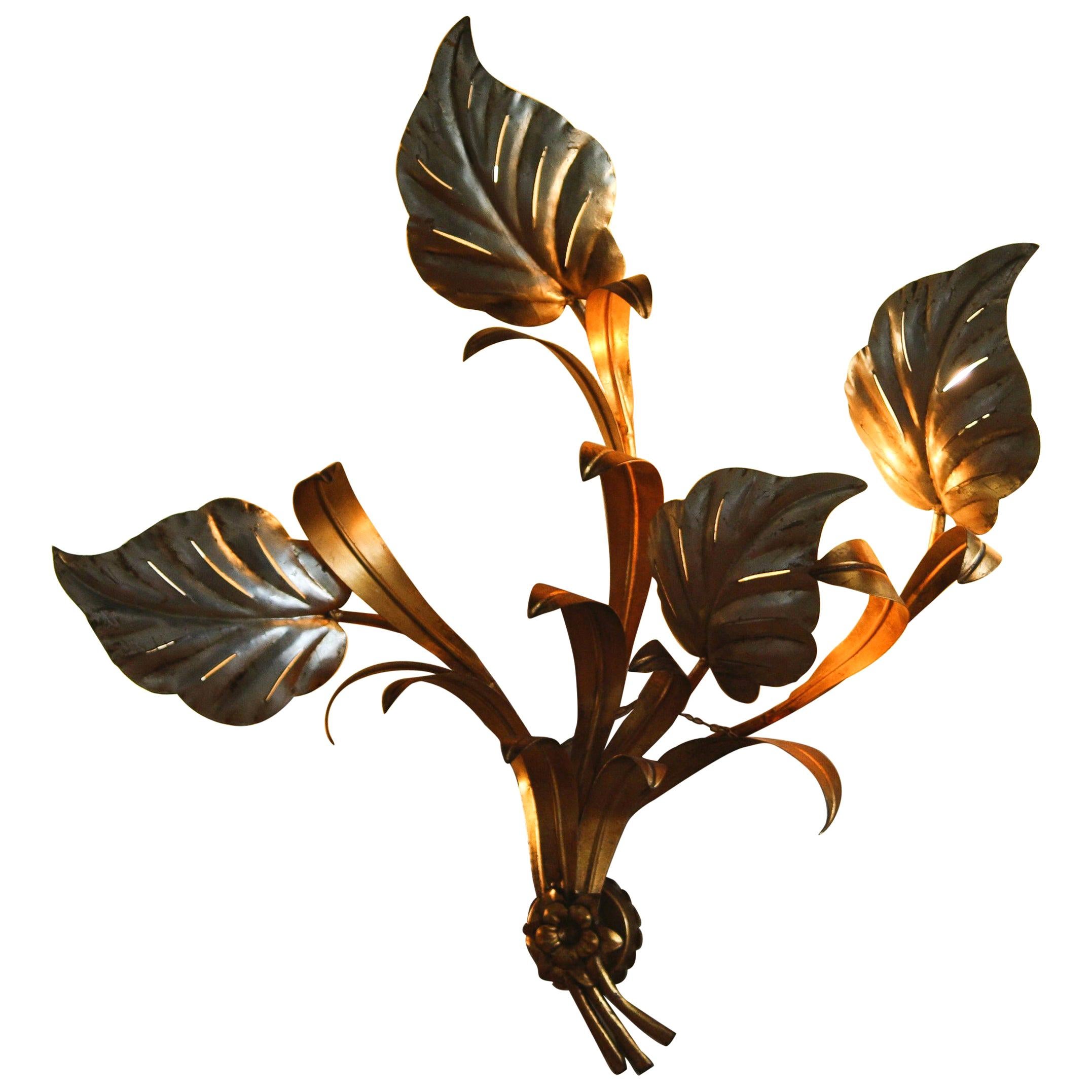 A nice big Italian leaves wall lamp.
This lamp has four large leaves with behind it a light bulb.
The lamp gives beautiful light.
The lamp is made of metal and painted with a gold and ivory or silver lacquer.
Period 1970s
Dimensions: H 90 cm, W
