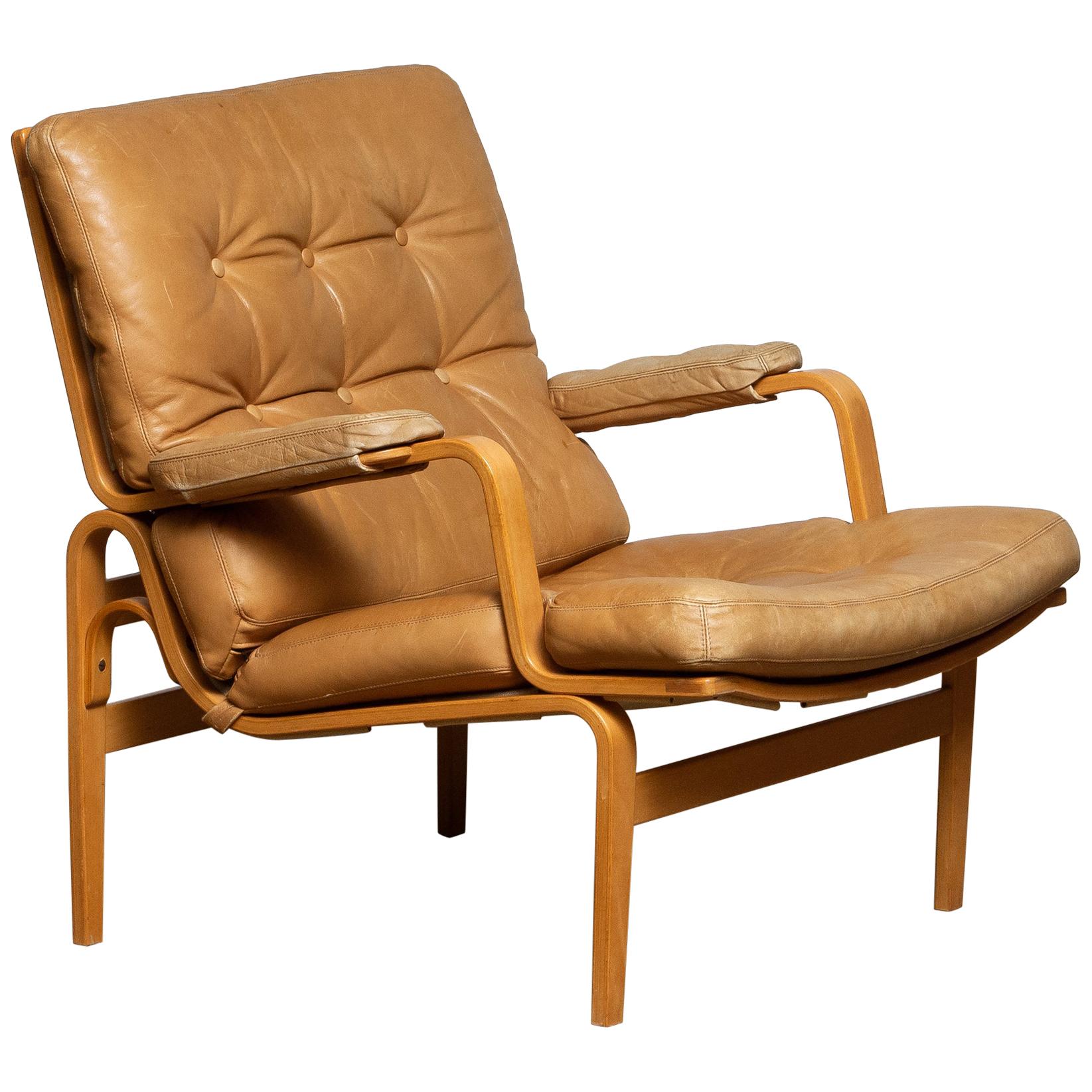 Beautiful easy / lounge chair in beech with camel / sand color leather model 