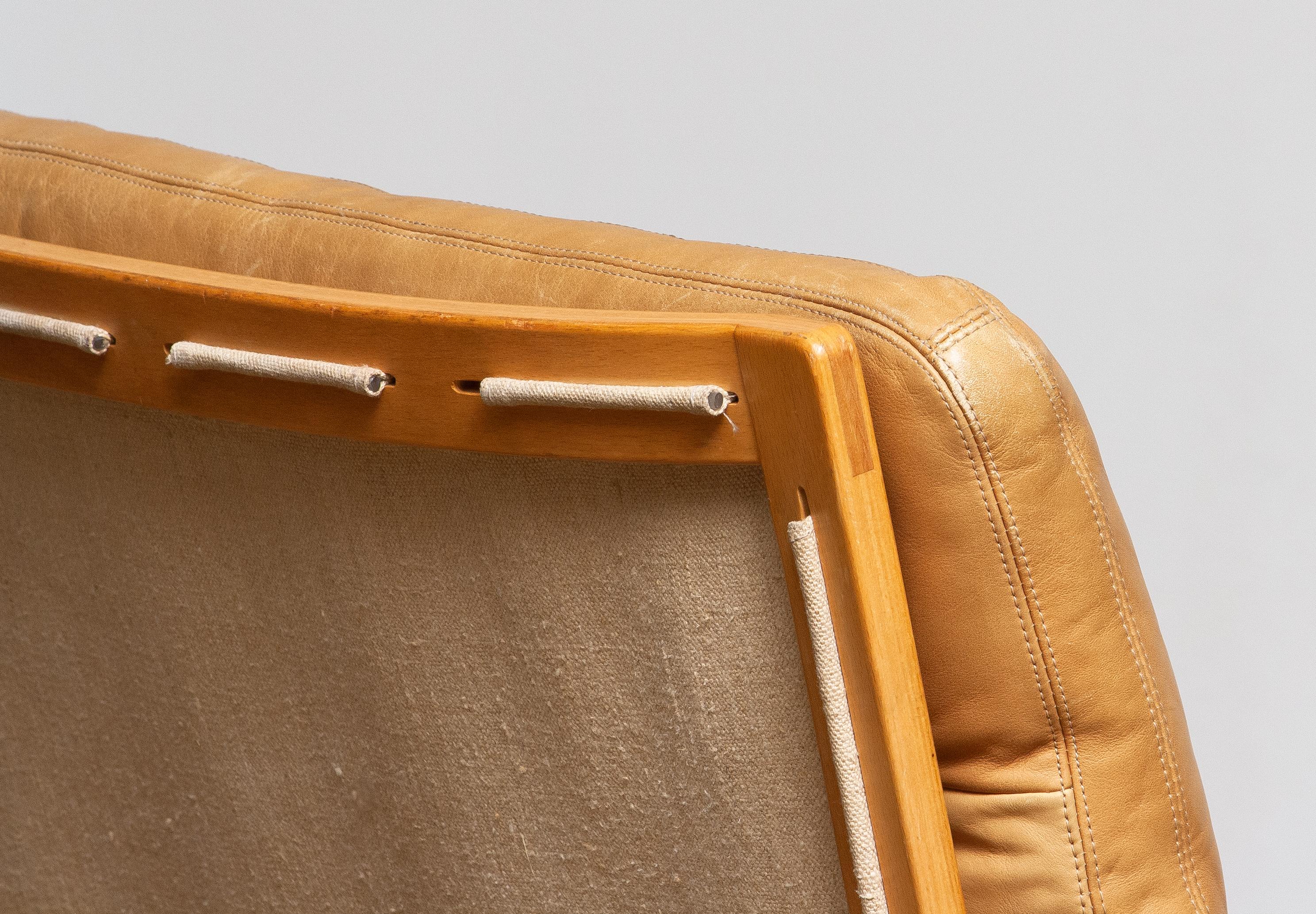 1960s, Beech and Leather Lounge / Easy Chair by Bruno Mathsson for DUX in Camel In Good Condition In Silvolde, Gelderland