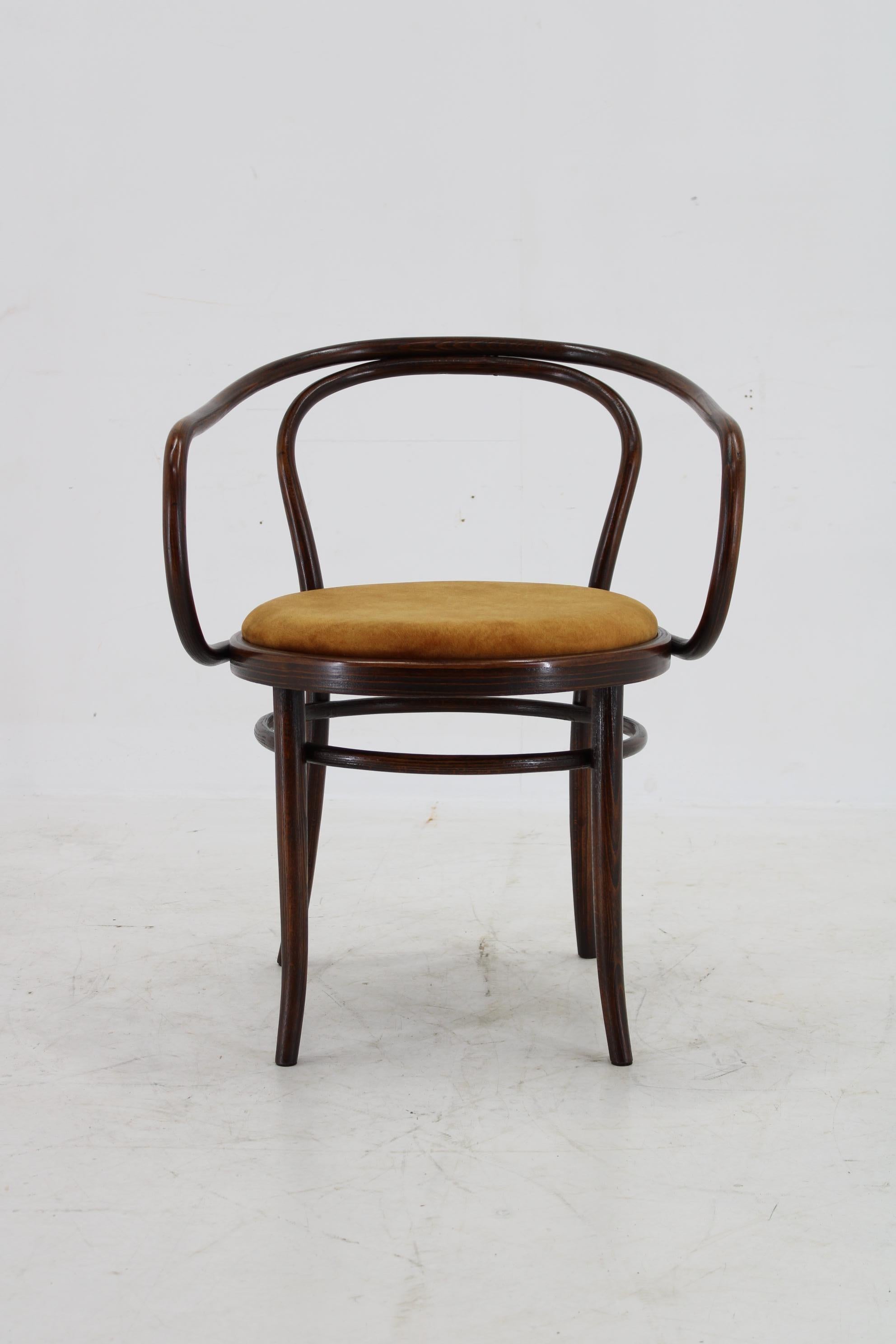  - carefully refurbished 
- Newly reupholstered 
- high of seat 48 cm