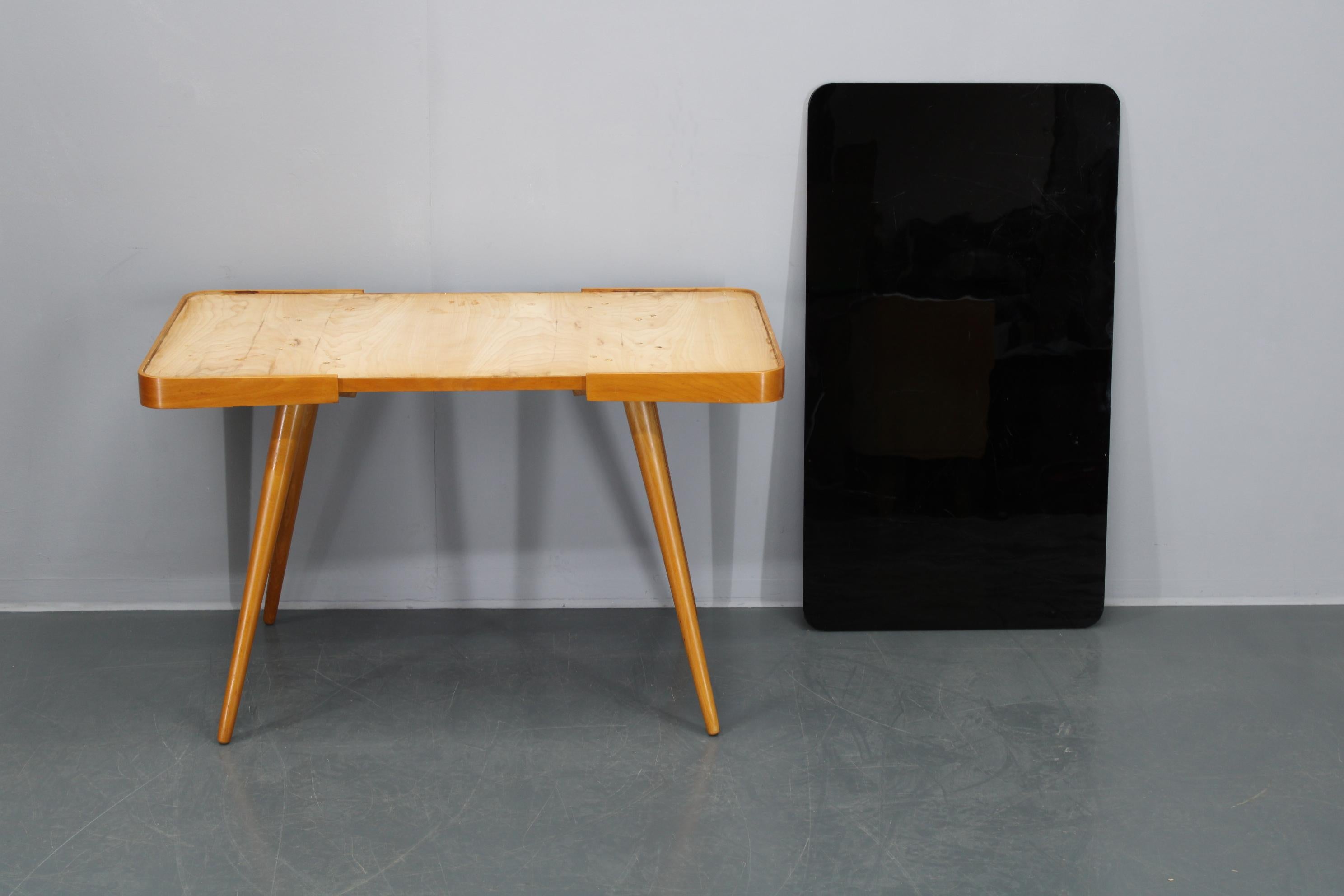 Table basse en hêtre des années 1960 avec plateau en verre, Tchécoslovaquie en vente 4