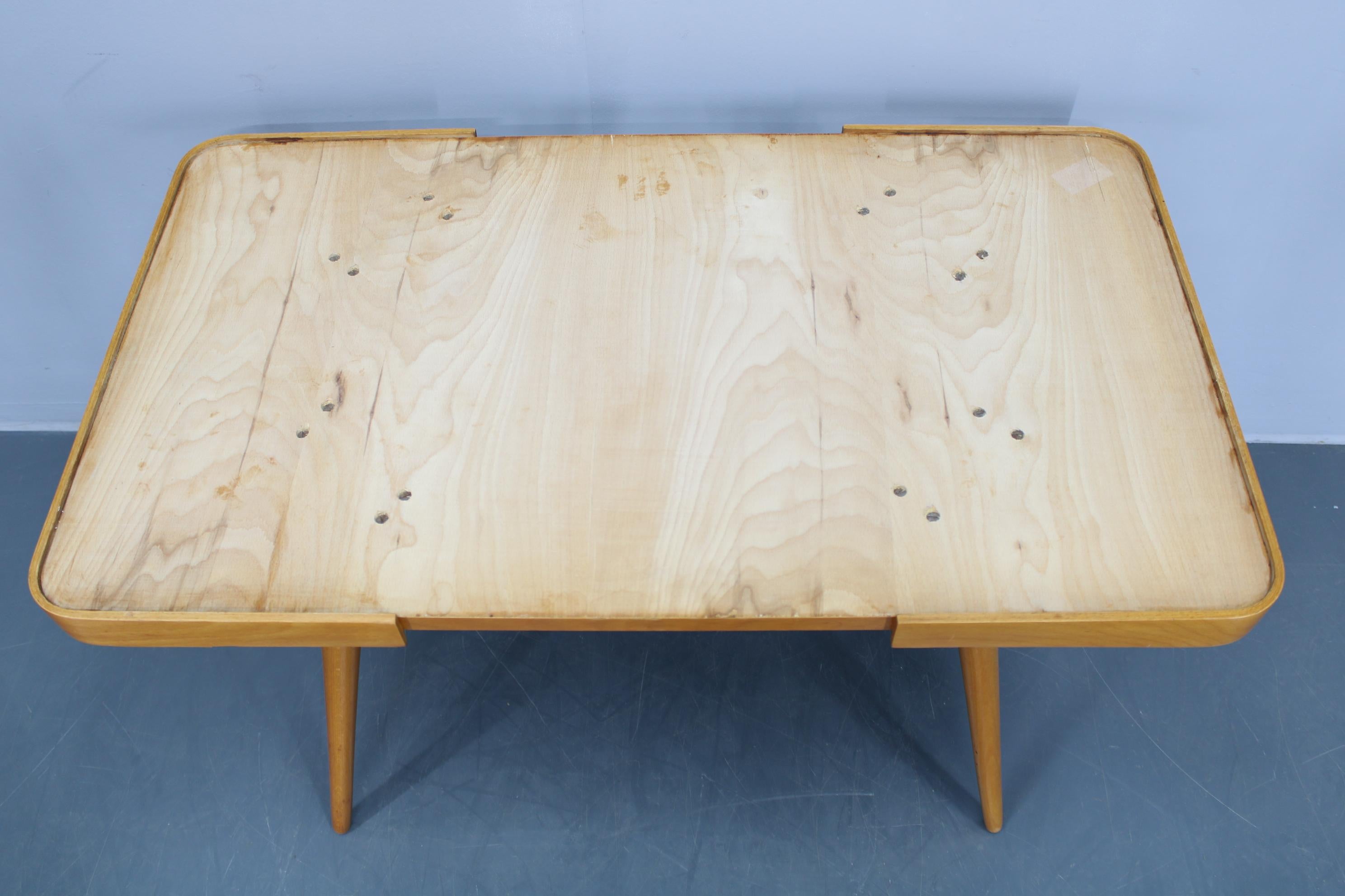 Table basse en hêtre des années 1960 avec plateau en verre, Tchécoslovaquie en vente 5