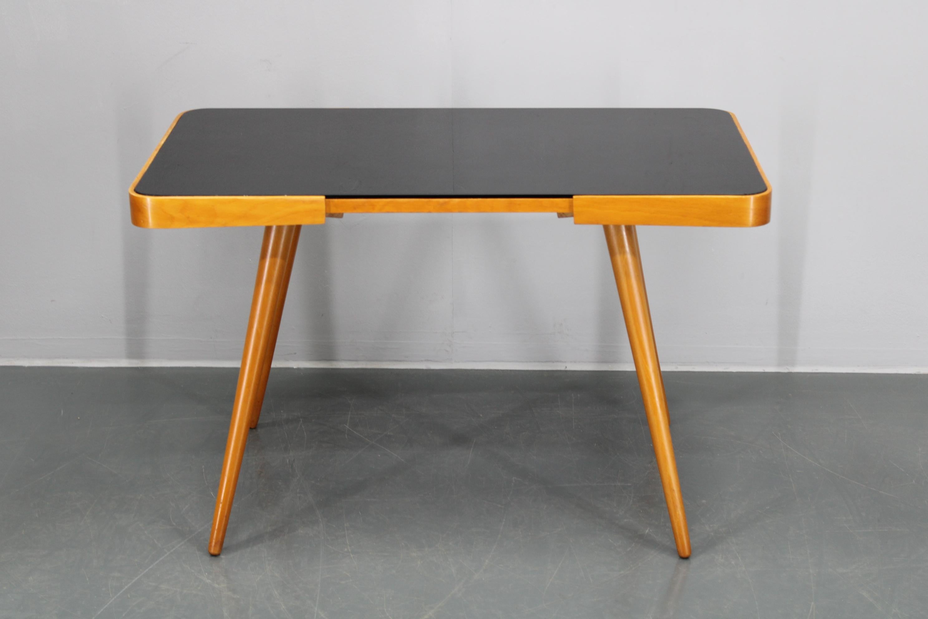 Mid-Century Modern Table basse en hêtre des années 1960 avec plateau en verre, Tchécoslovaquie en vente