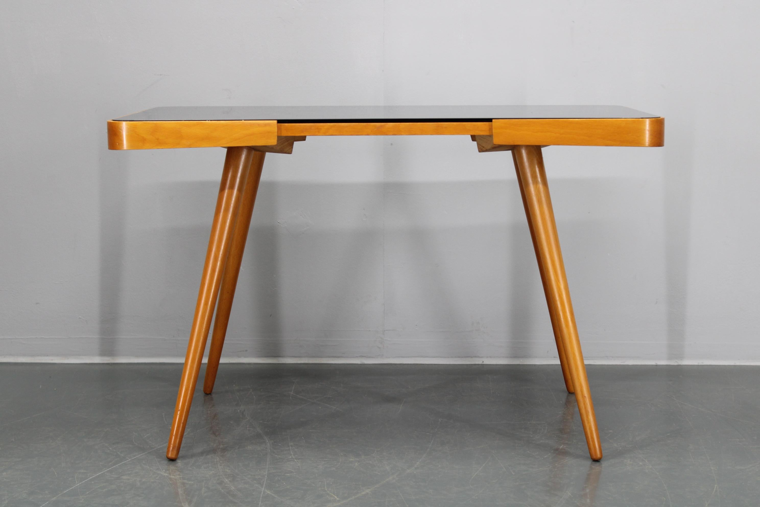Tchèque Table basse en hêtre des années 1960 avec plateau en verre, Tchécoslovaquie en vente