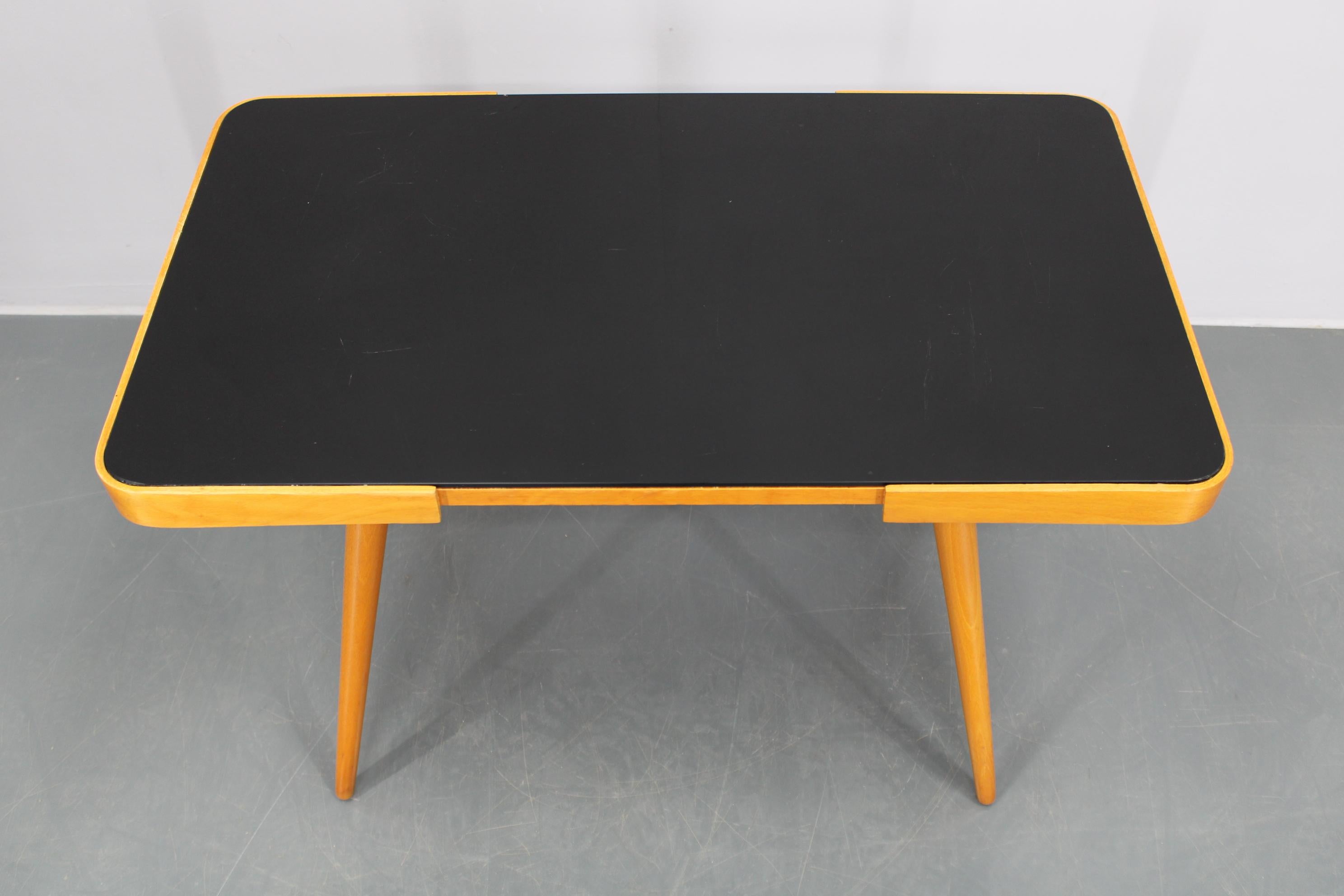 Table basse en hêtre des années 1960 avec plateau en verre, Tchécoslovaquie Bon état - En vente à Praha, CZ