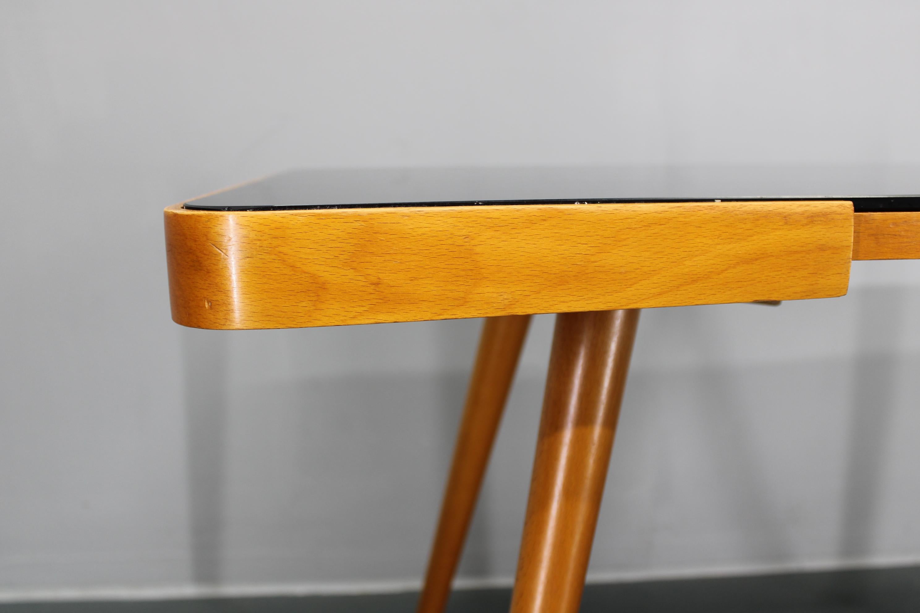 20ième siècle Table basse en hêtre des années 1960 avec plateau en verre, Tchécoslovaquie en vente