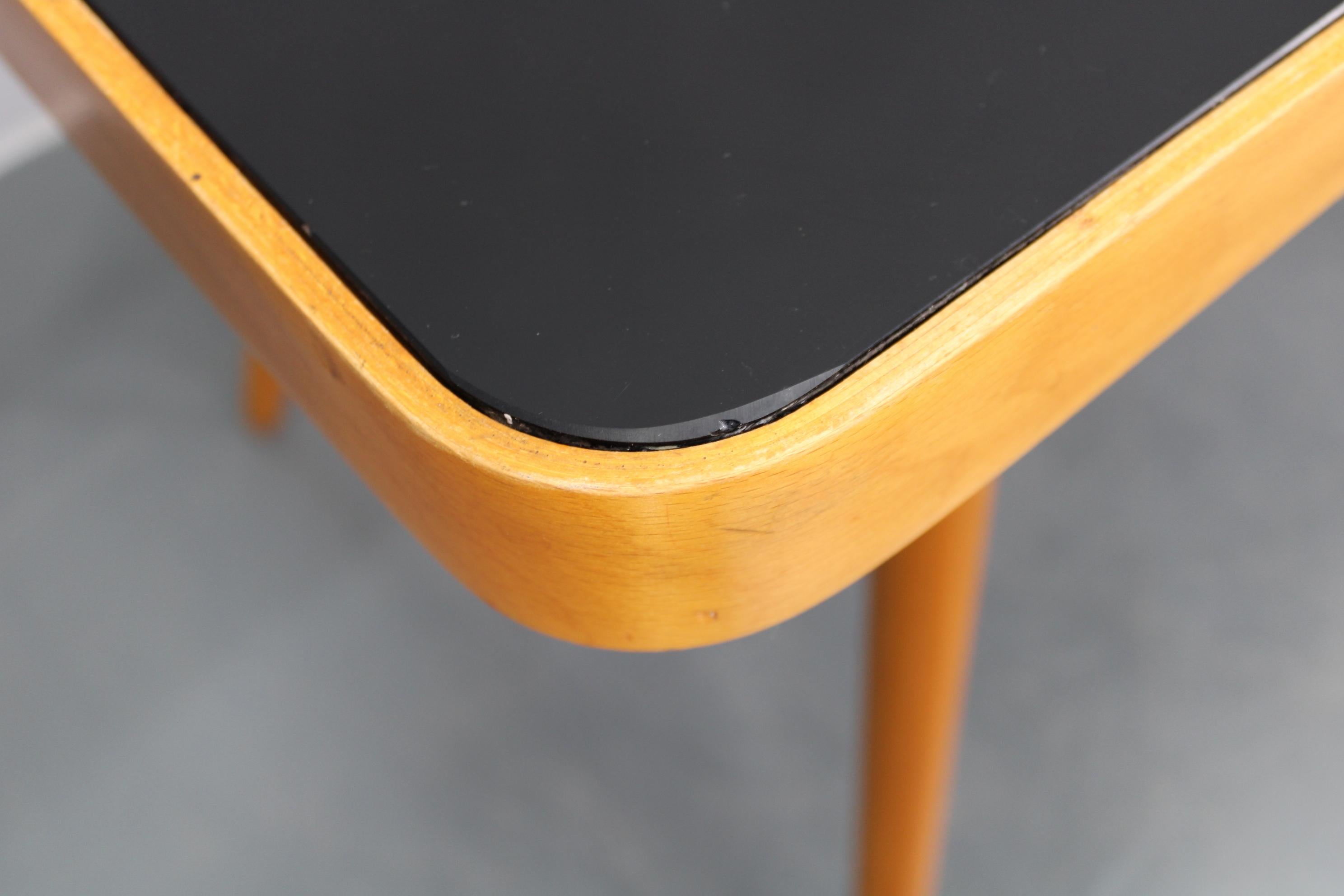 Bois Table basse en hêtre des années 1960 avec plateau en verre, Tchécoslovaquie en vente