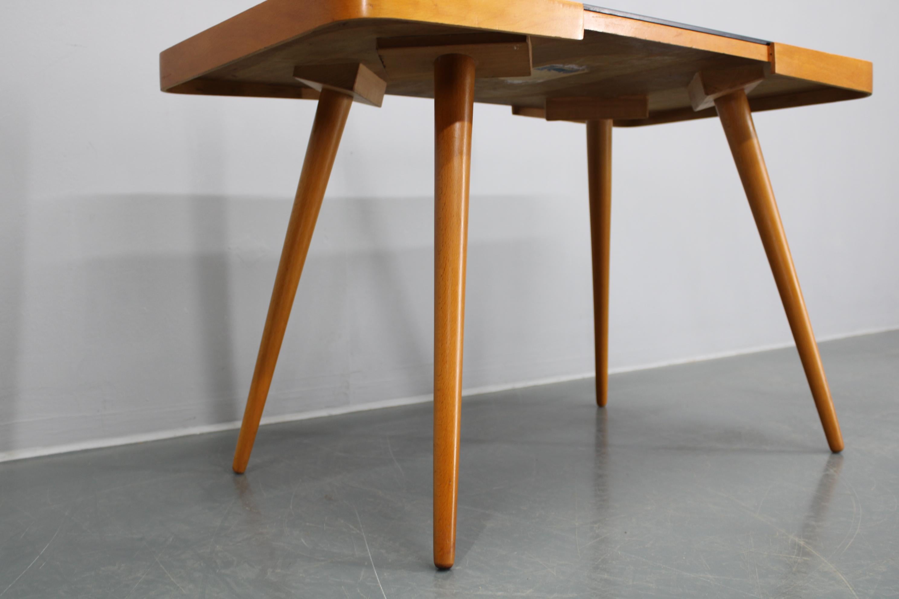 Table basse en hêtre des années 1960 avec plateau en verre, Tchécoslovaquie en vente 1