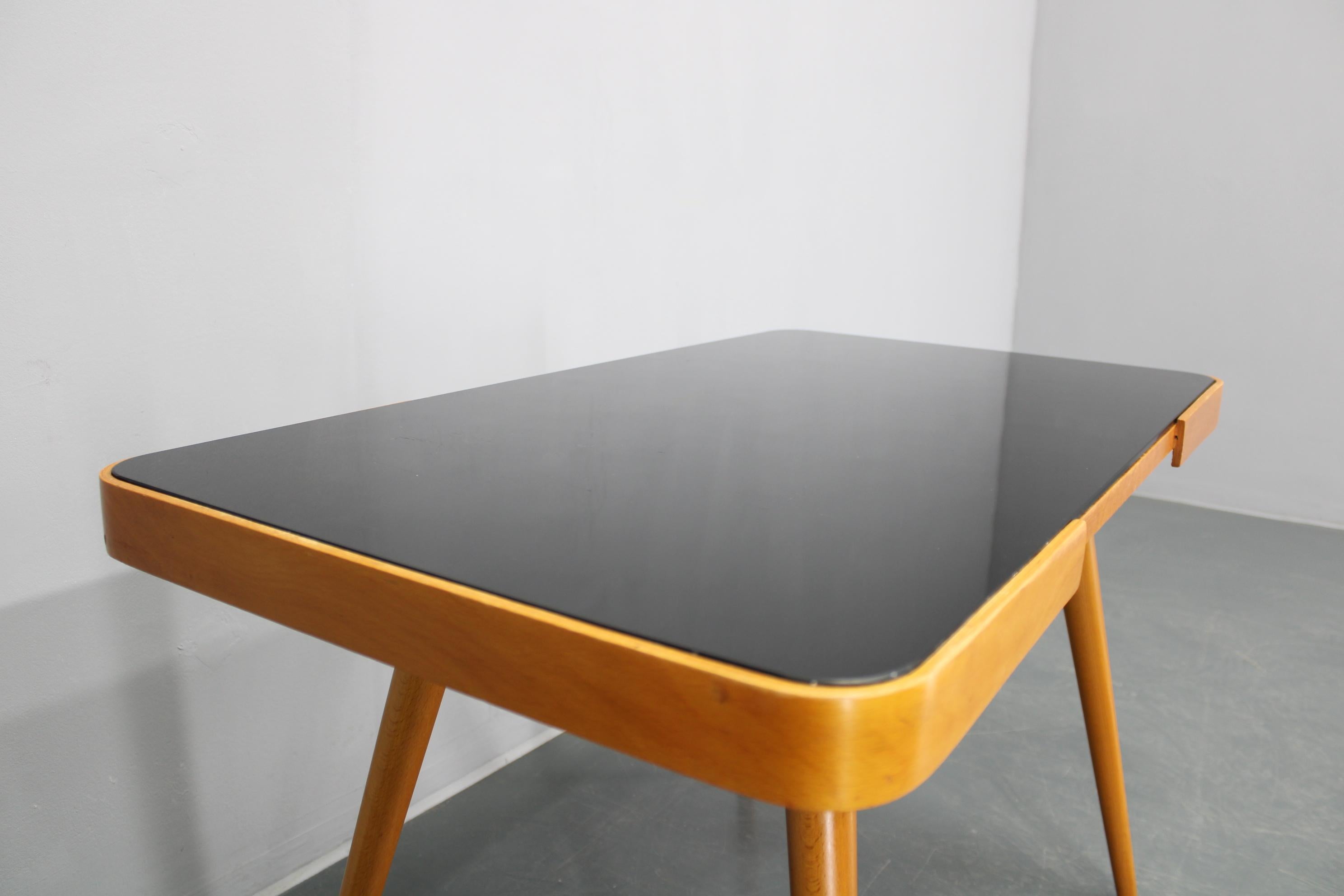 Table basse en hêtre des années 1960 avec plateau en verre, Tchécoslovaquie en vente 2