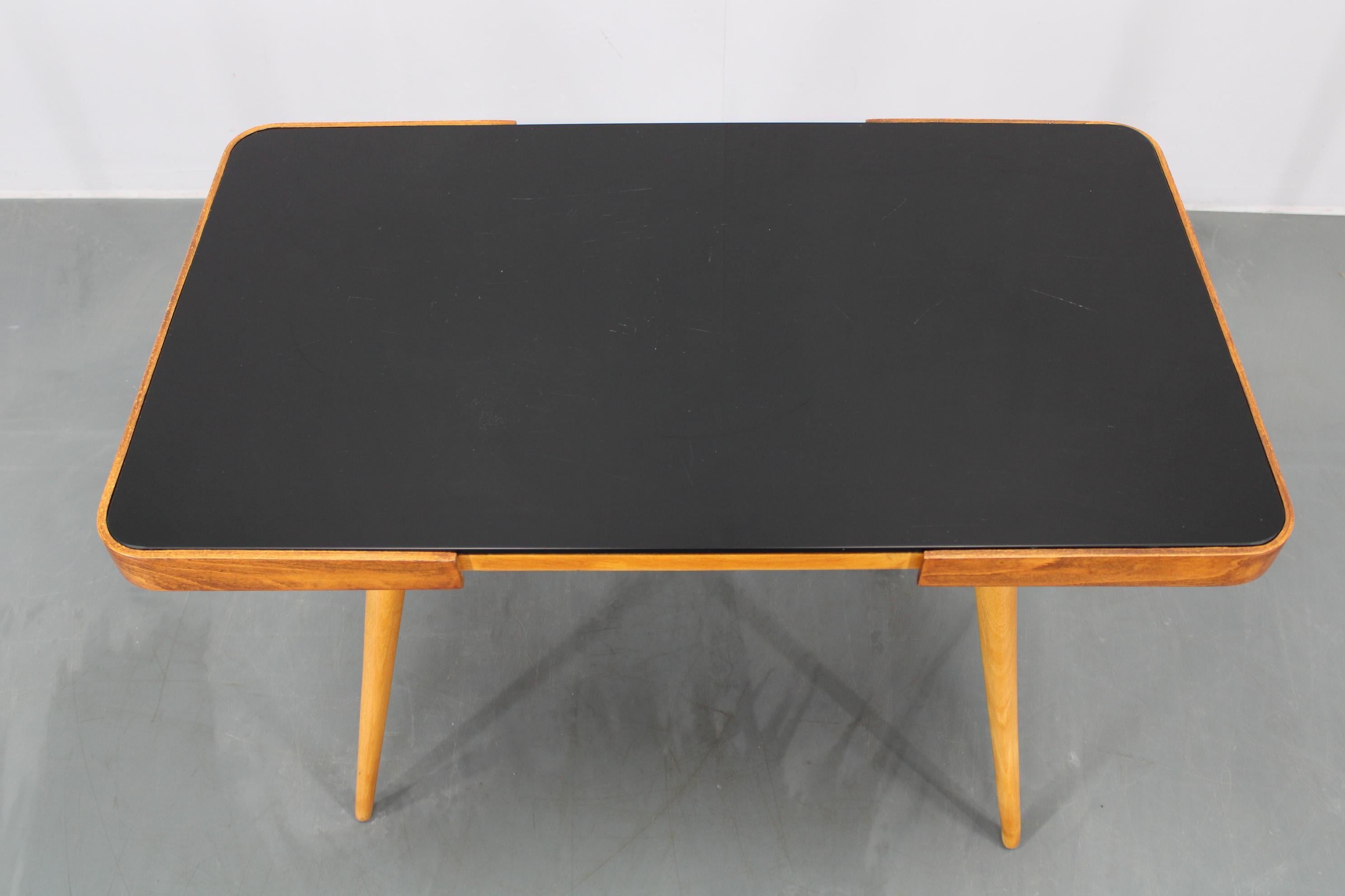 Mid-Century Modern Table basse en hêtre des années 1960 avec plateau en verre opaxy, Tchécoslovaquie en vente