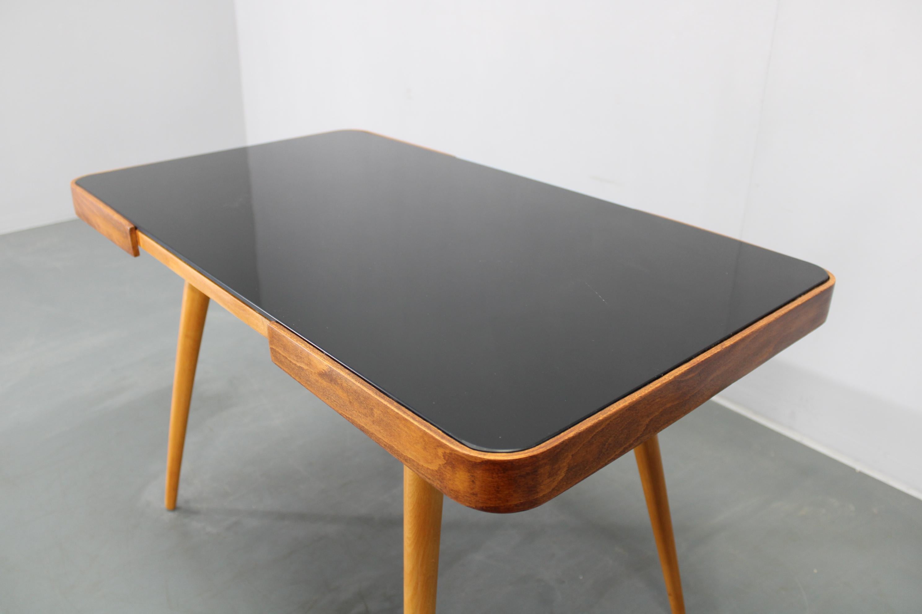 Tchèque Table basse en hêtre des années 1960 avec plateau en verre opaxy, Tchécoslovaquie en vente