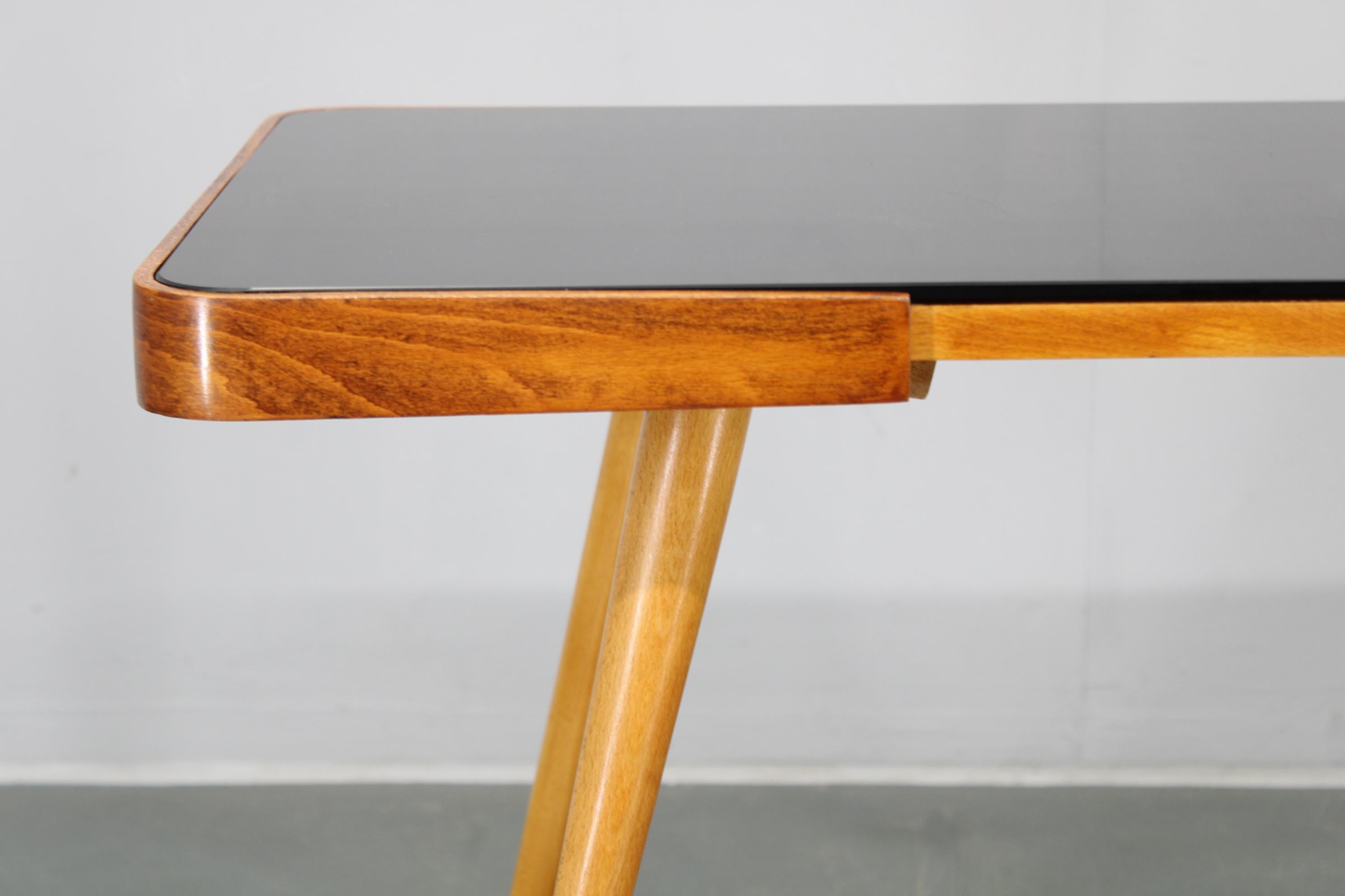 Table basse en hêtre des années 1960 avec plateau en verre opaxy, Tchécoslovaquie Bon état - En vente à Praha, CZ