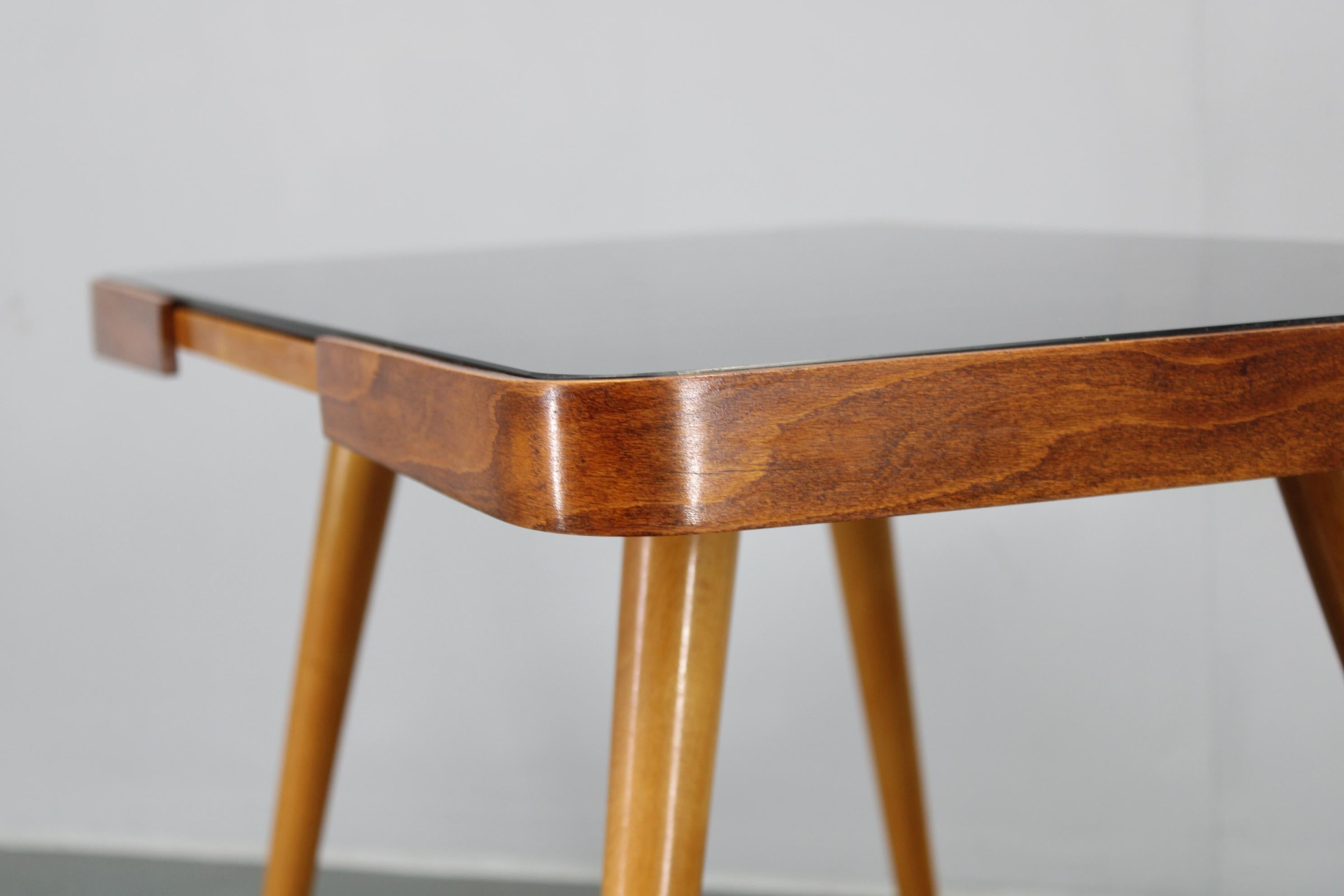 Milieu du XXe siècle Table basse en hêtre des années 1960 avec plateau en verre opaxy, Tchécoslovaquie en vente