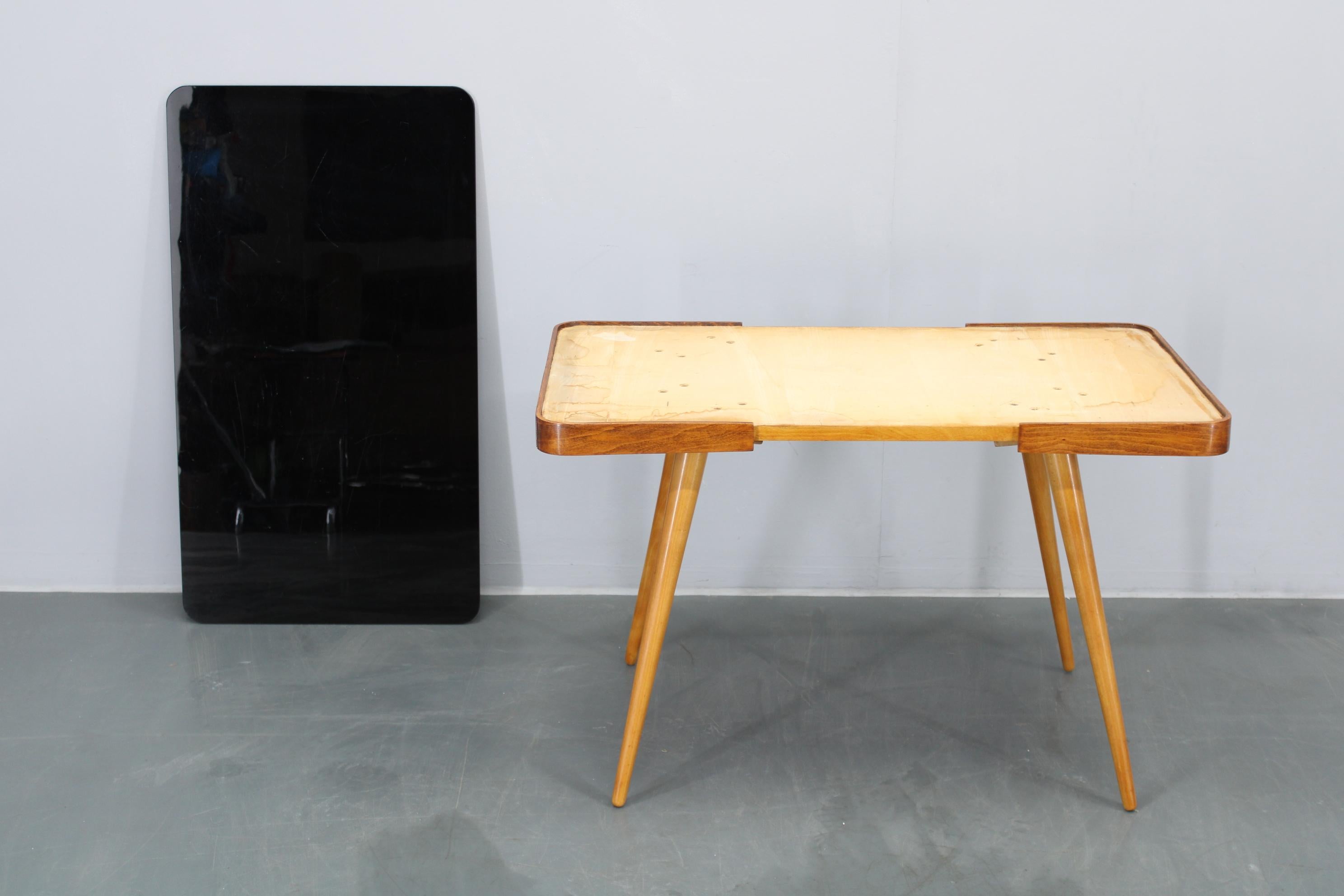 Table basse en hêtre des années 1960 avec plateau en verre opaxy, Tchécoslovaquie en vente 1