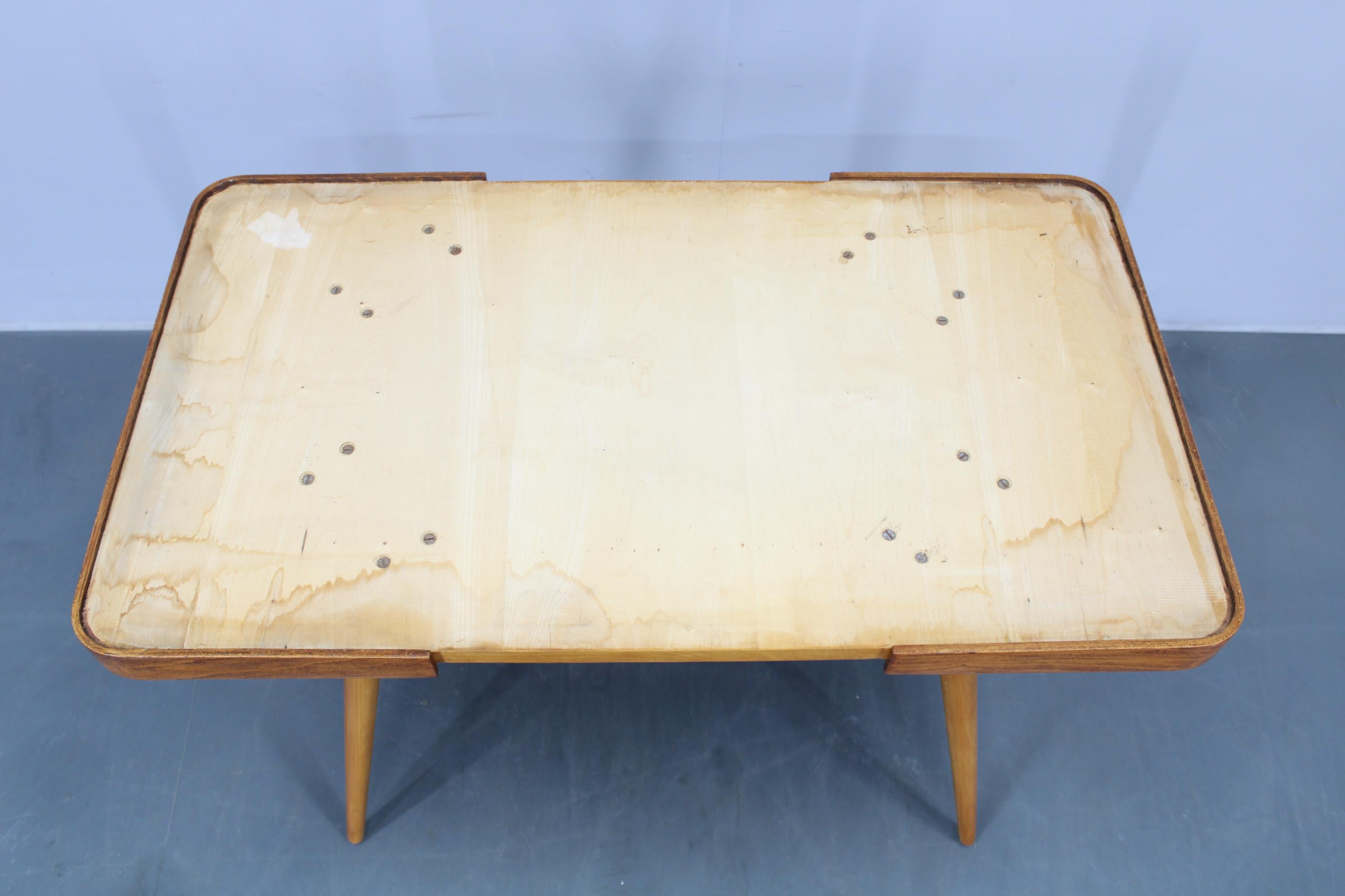 Table basse en hêtre des années 1960 avec plateau en verre opaxy, Tchécoslovaquie en vente 2