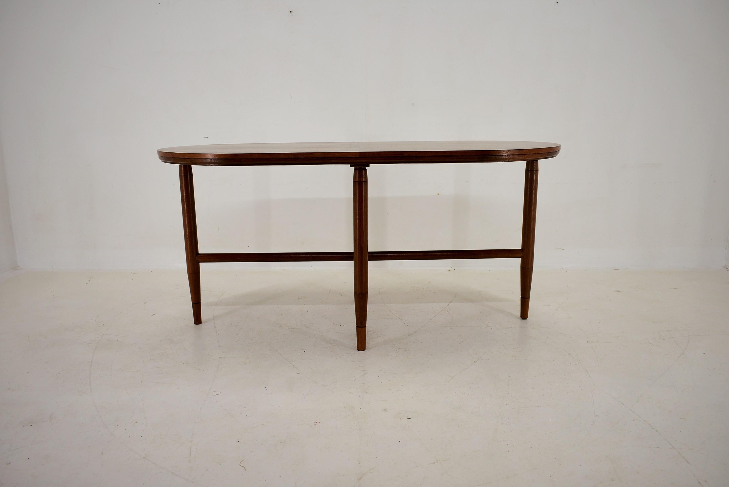 - Made in Czechoslovakia
- Made of beech, veneer.
- The table is Stabil
- Good condition.
- Cleaned.
