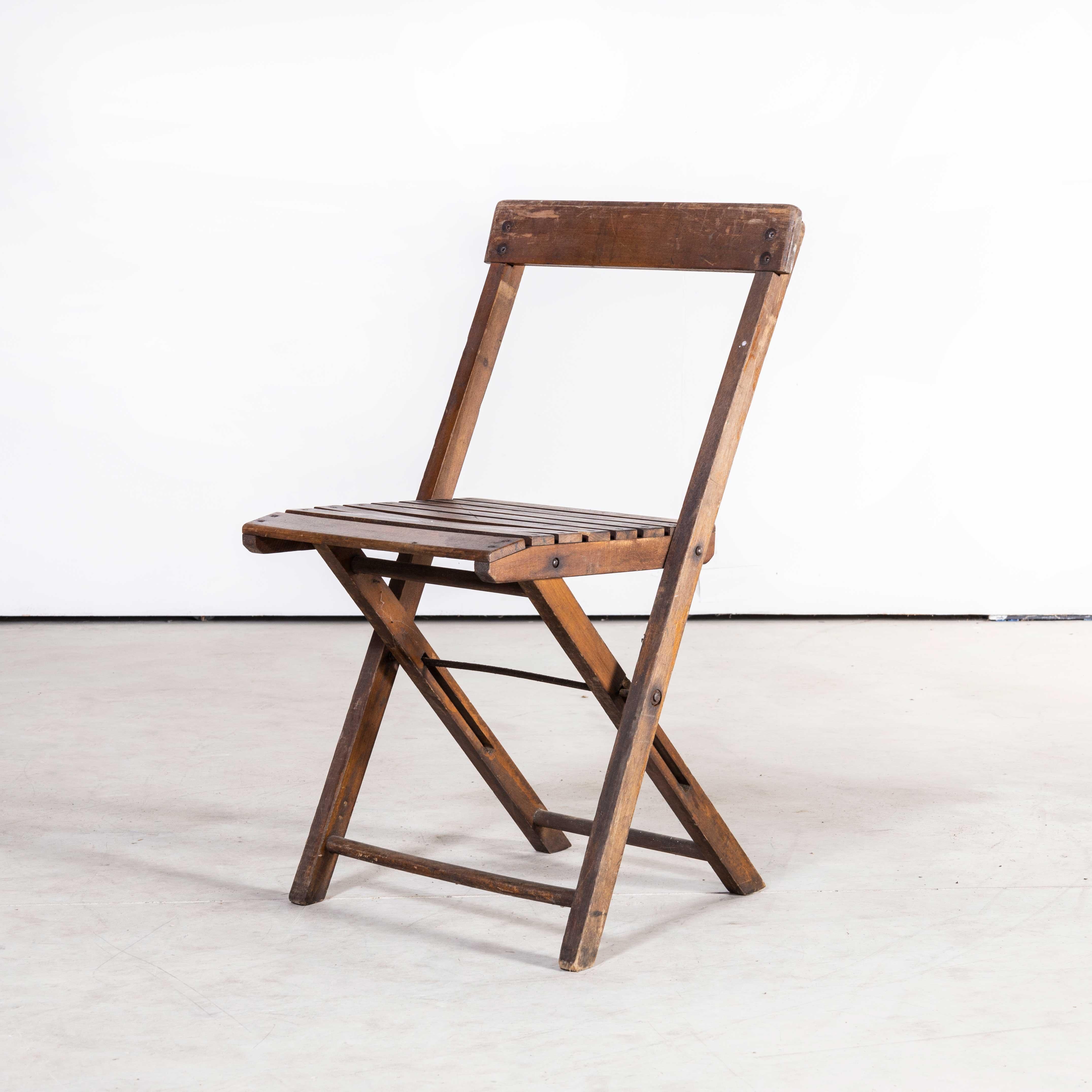 Milieu du XXe siècle Ensemble de neuf chaises pliantes en hêtre des années 1960, « Modèle 2181 » en vente