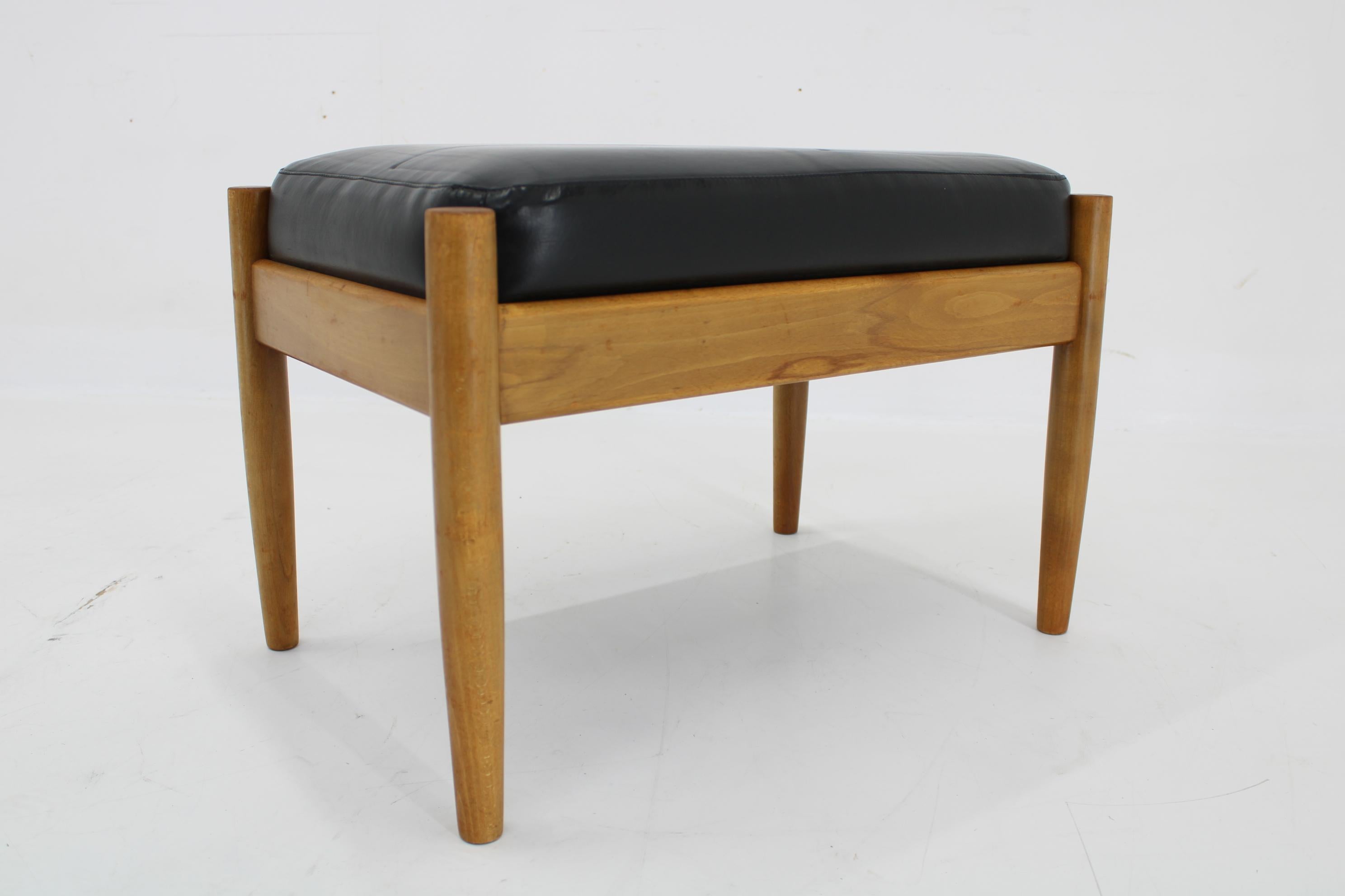 1960s Beech Leather Stool, Denmark In Good Condition For Sale In Praha, CZ