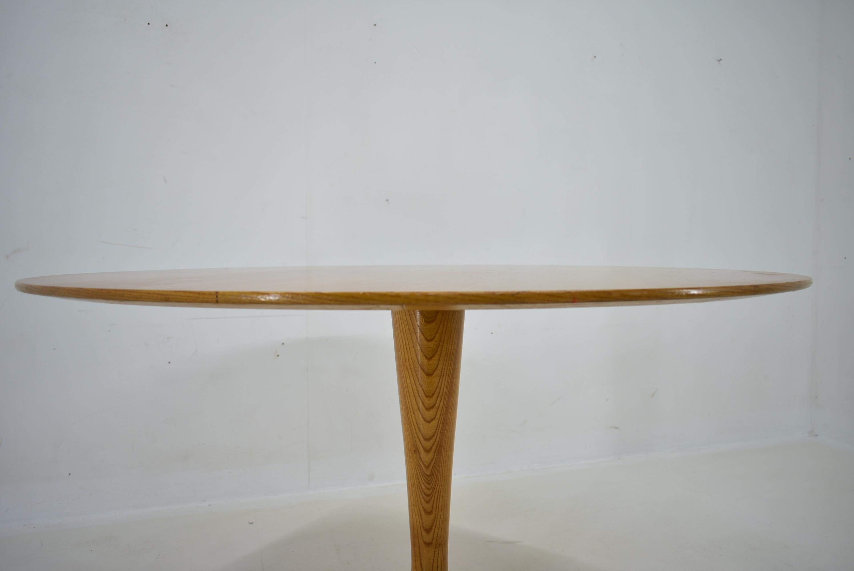 1960s Beech Round Dining Table, Czechoslovakia For Sale 4