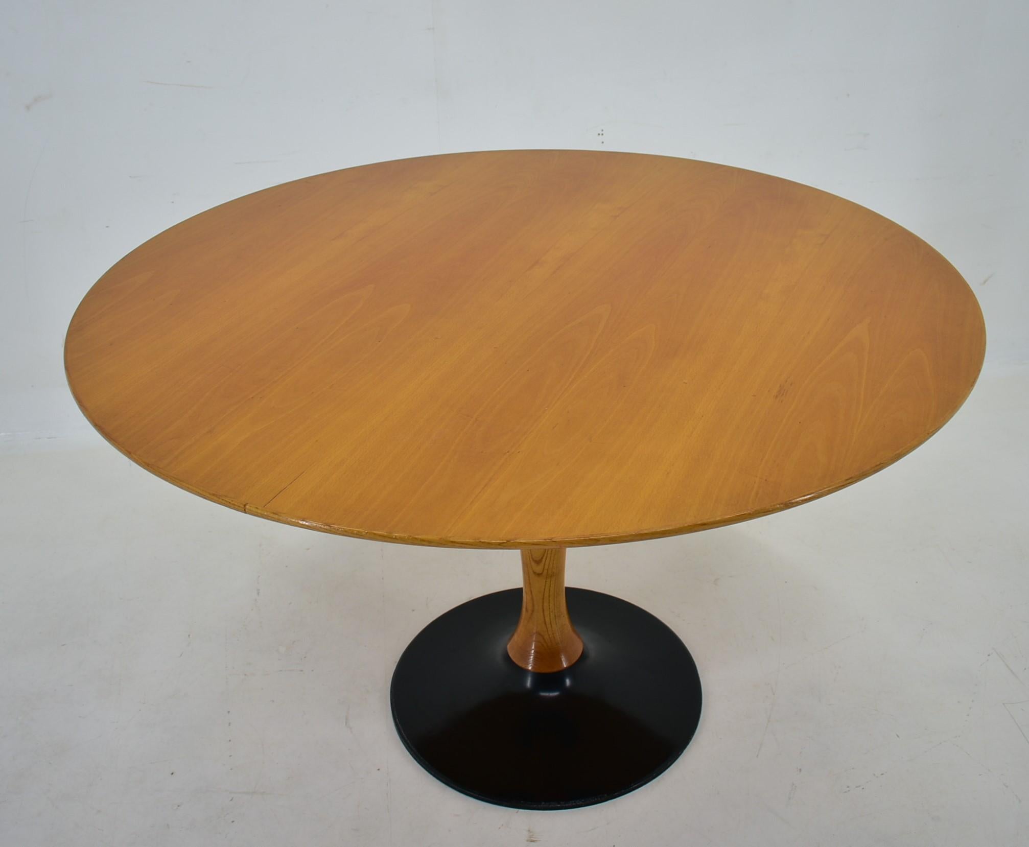 1960s Beech Round Dining Table, Czechoslovakia For Sale 6