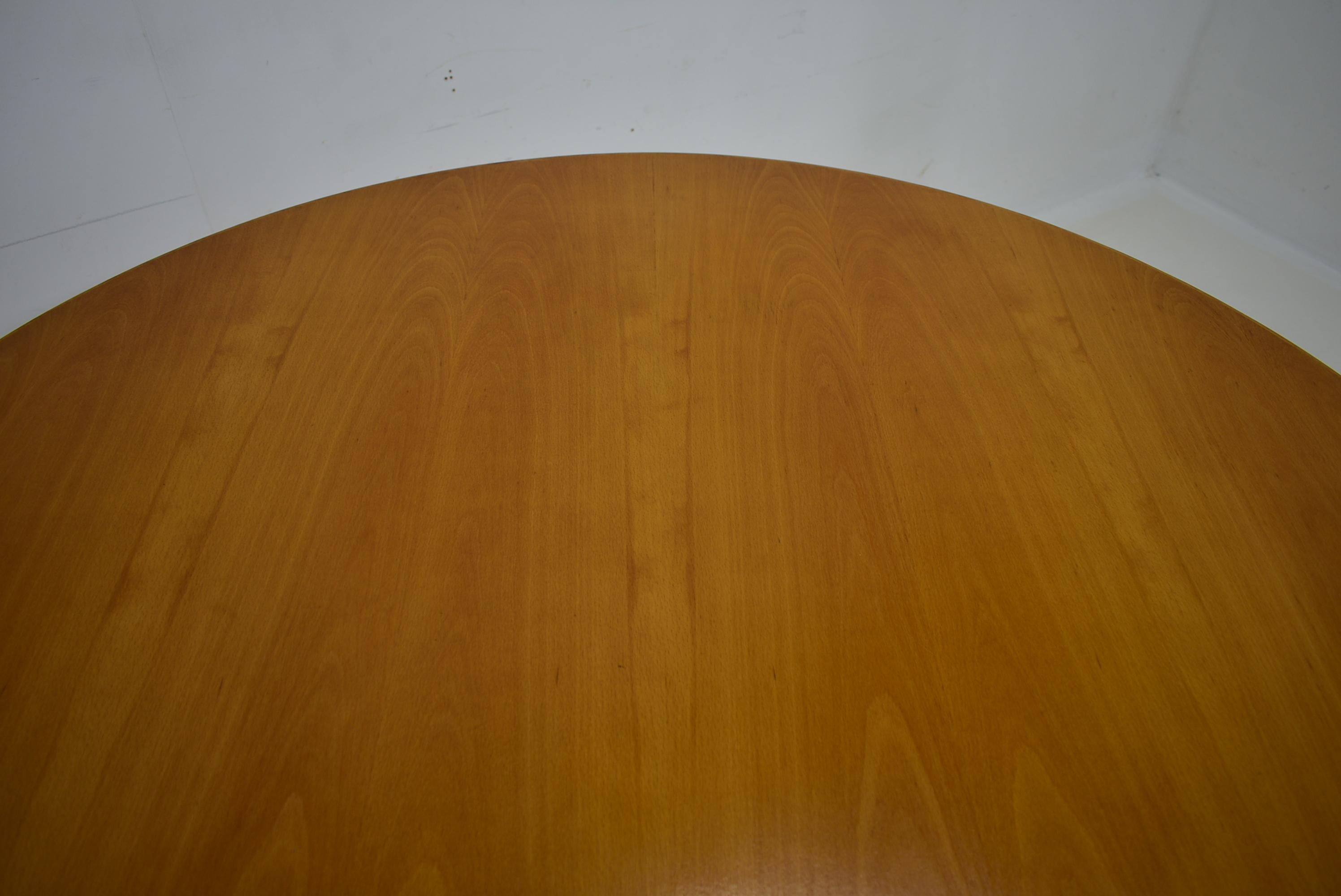 1960s Beech Round Dining Table, Czechoslovakia For Sale 10